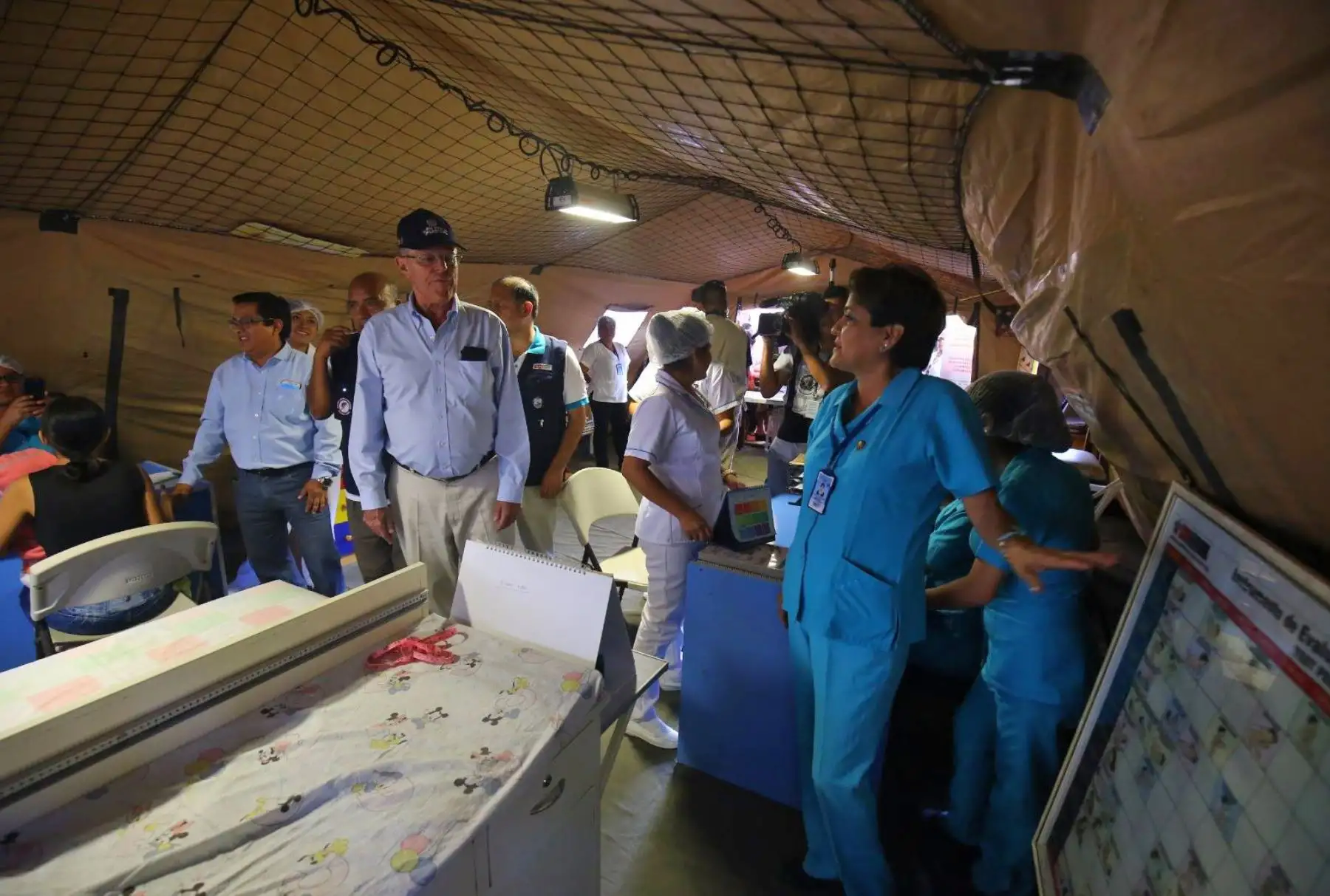 El presidente de la República, Pedro Pablo Kuczynski, inspecciona en Chiclayo el hospital de campaña instalado por el Ministerio de Salud para atender a los damnificados por las fuertes lluvias y las inundaciones en esta ciudad del norte del país. Foto: ANDINA/Prensa Presidencia