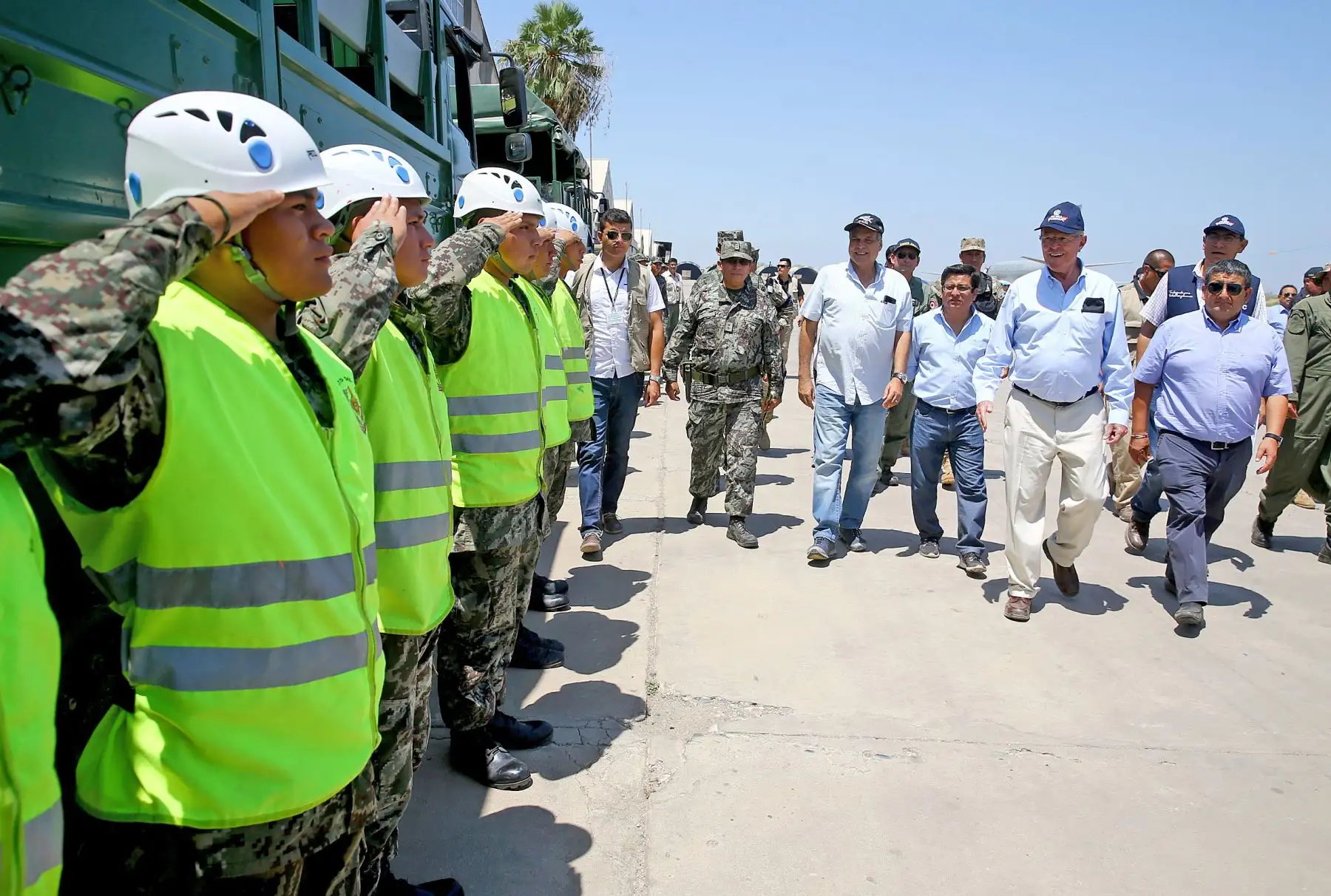 Presidente Kuczynski recibió ayuda humanitaria de EEUU en aeropuerto de Chiclayo. Foto: ANDINA/ Prensa Presidencia