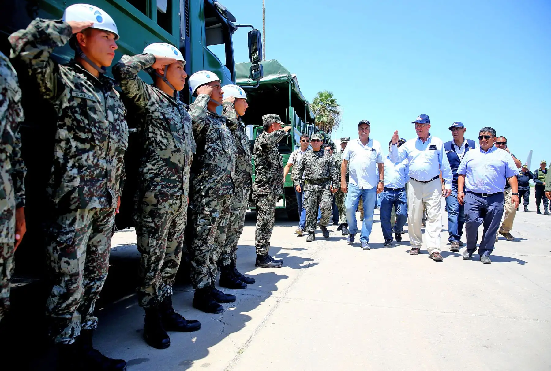 Presidente Kuczynski recibió ayuda humanitaria de EEUU en aeropuerto de Chiclayo. Foto: ANDINA/ Prensa Presidencia