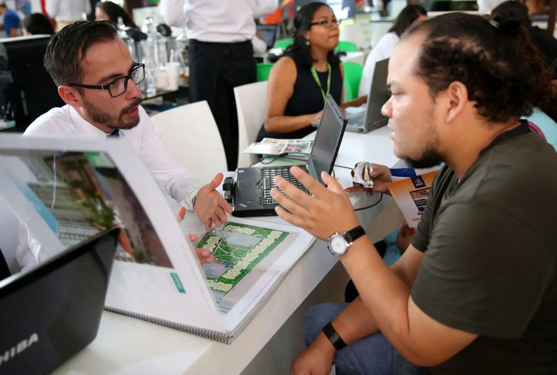 LIMA PERÚ, ABRIL 06. Se inaugura la Feria Inmobiliaria del Perú en el Parque de la Exposición, con la presencia de la Viceministra de Vivienda, Cecilia Lecaros y  Rodolfo Bragagnini, Director FIP.  Foto: ANDINA/Melina Mejía