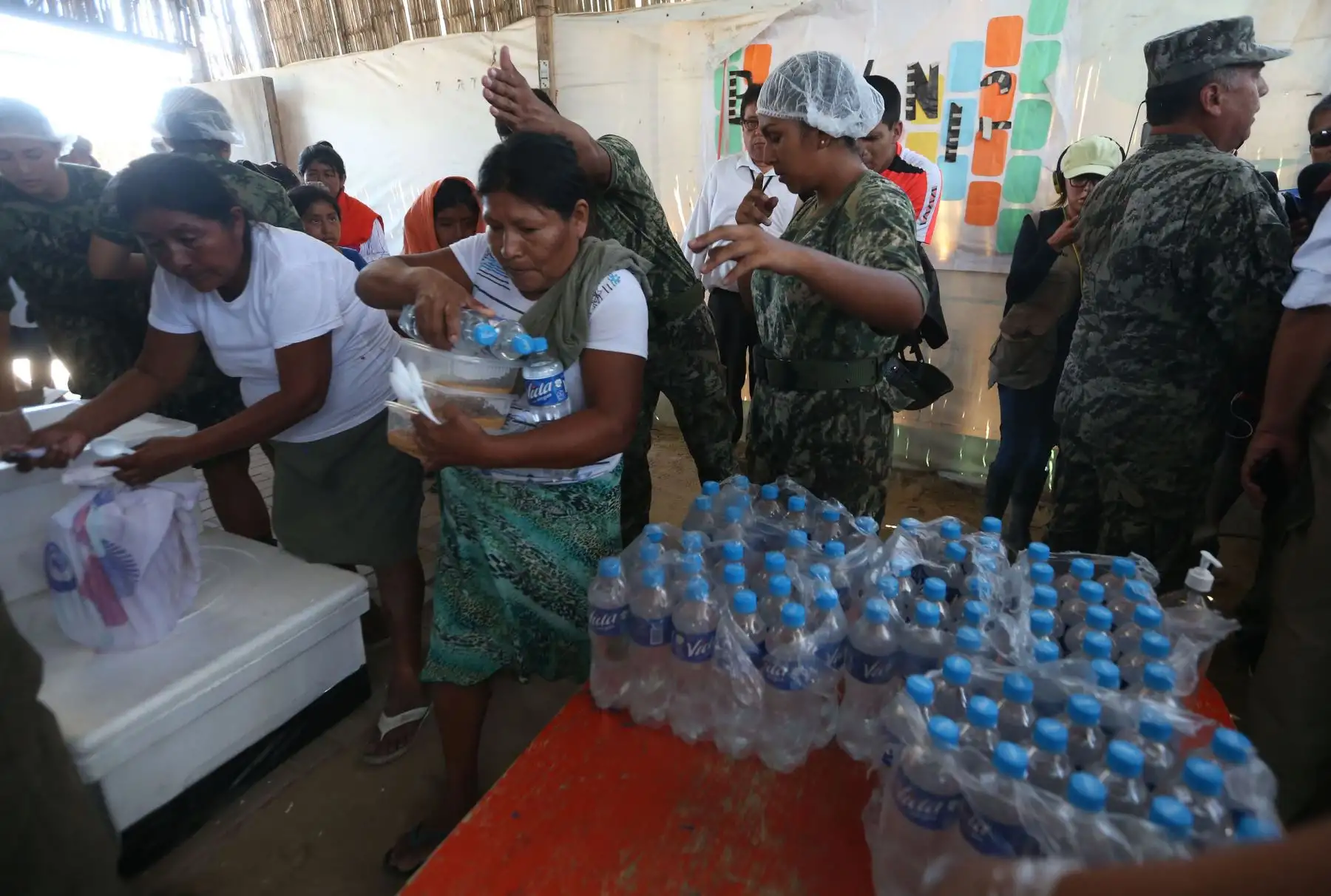 PIURA,PERÚ-ABRIL 06. Ministro de Defensa Jorge Nieto, supervisa reparto de almuerzo a los damnificados por inundaciones en el alberge San Pablo ubicado en  Distrito de Catacaos Piura. Foto: ANDINA/Vidal Tarqui