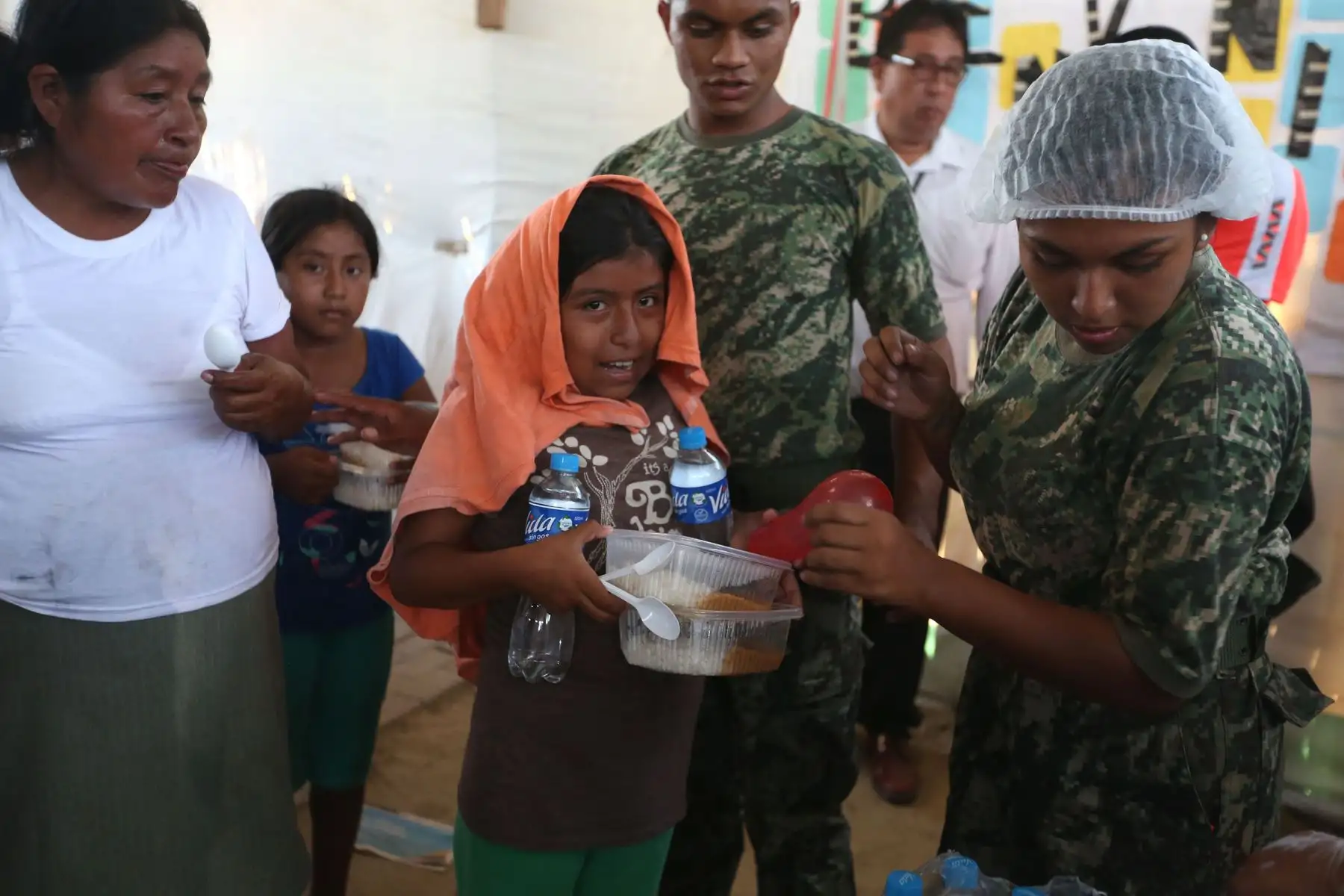 PIURA,PERÚ-ABRIL 06. Ministro de Defensa Jorge Nieto, supervisa reparto de almuerzo a los damnificados por inundaciones en el alberge San Pablo ubicado en  Distrito de Catacaos Piura. Foto: ANDINA/Vidal Tarqui