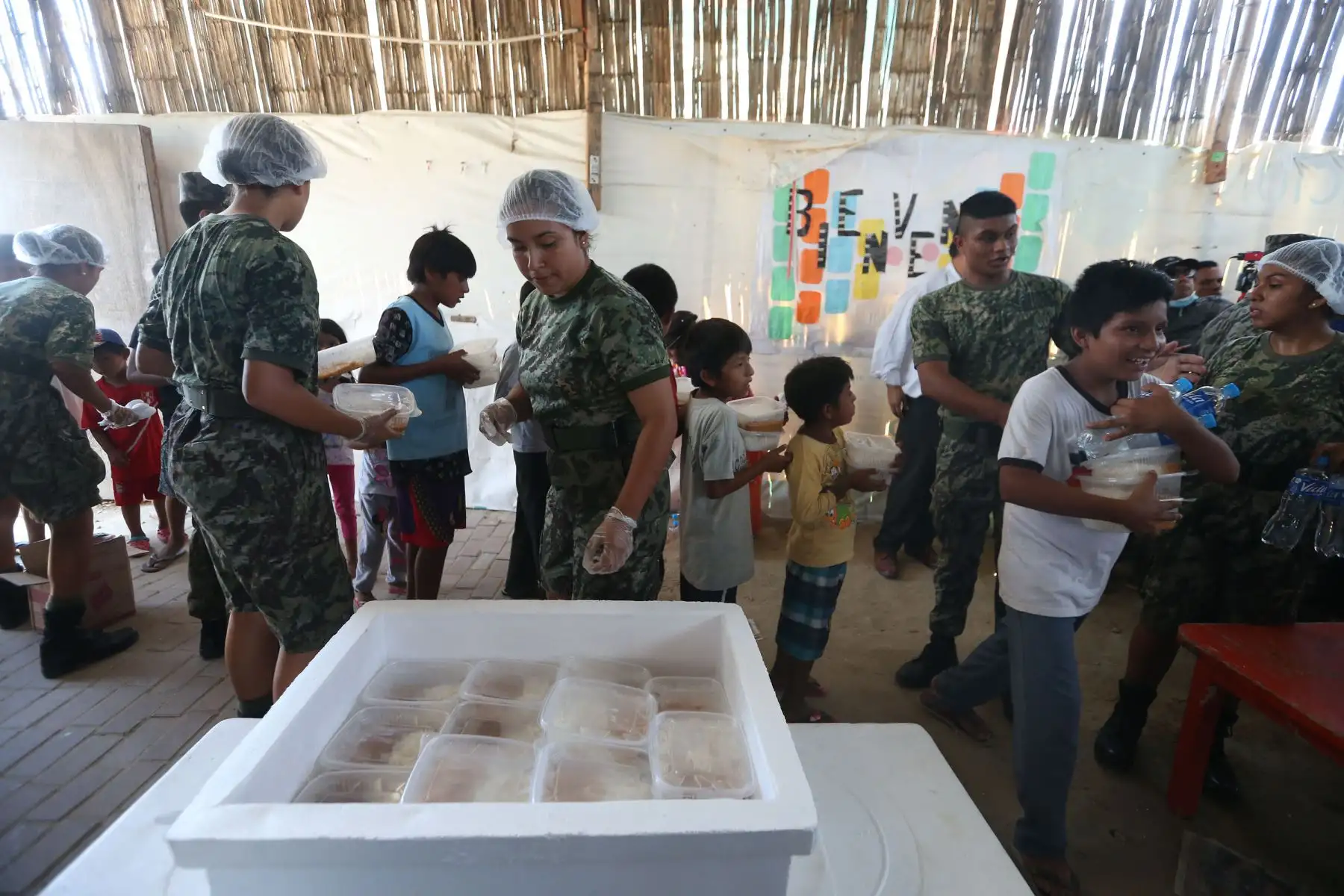 PIURA,PERÚ-ABRIL 06. Ministro de Defensa Jorge Nieto, supervisa reparto de almuerzo a los damnificados por inundaciones en el alberge San Pablo ubicado en  Distrito de Catacaos Piura. Foto: ANDINA/Vidal Tarqui
