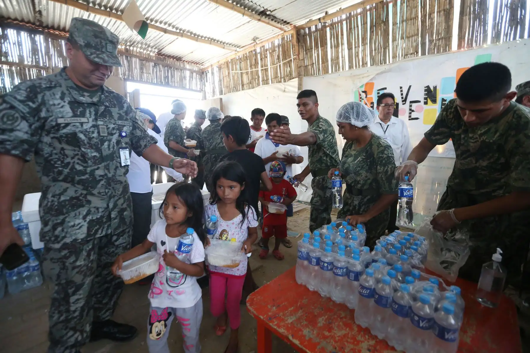 PIURA,PERÚ-ABRIL 06. Ministro de Defensa Jorge Nieto, supervisa reparto de almuerzo a los damnificados por inundaciones en el alberge San Pablo ubicado en  Distrito de Catacaos Piura. Foto: ANDINA/Vidal Tarqui