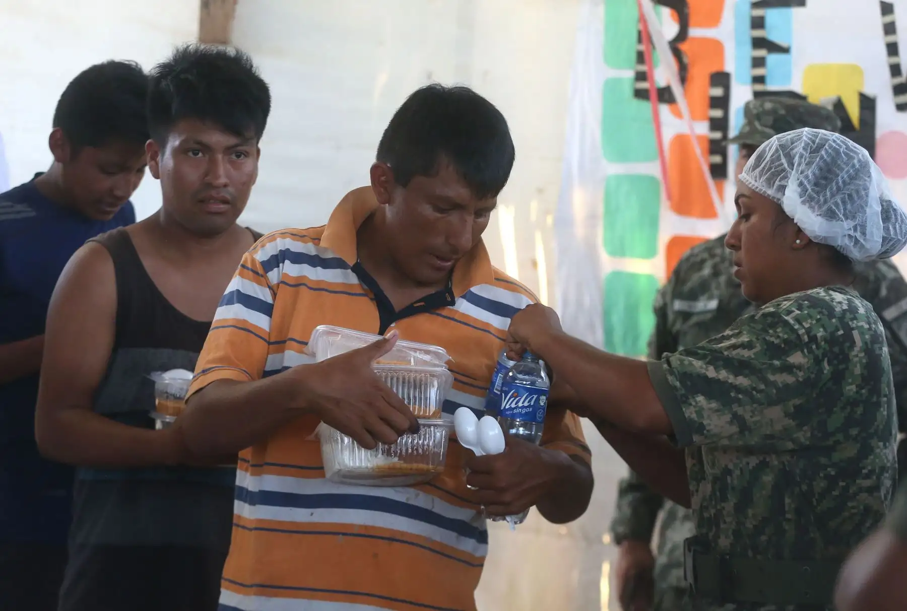 PIURA,PERÚ-ABRIL 06. Ministro de Defensa Jorge Nieto, supervisa reparto de almuerzo a los damnificados por inundaciones en el alberge San Pablo ubicado en  Distrito de Catacaos Piura. Foto: ANDINA/Vidal Tarqui