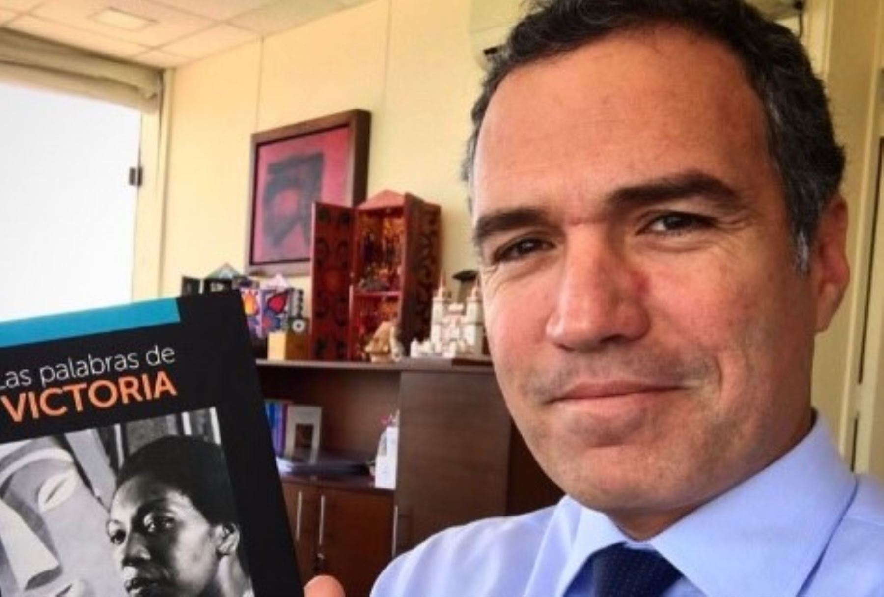Ministro de Cultura, Salvador del Solar, promueve lectura en sus redes sociales.