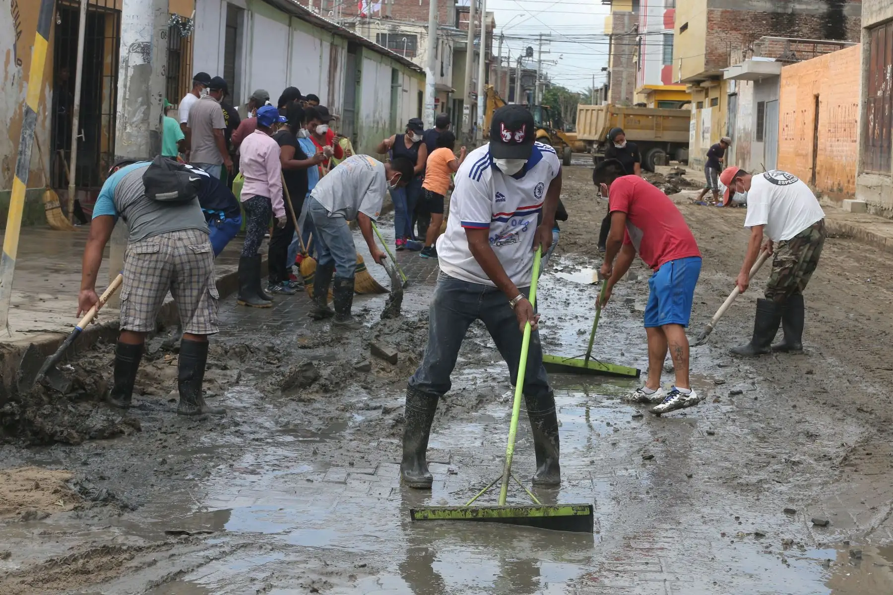 PIURA,PERÚ-ABRIL 08. Piura: Vecinos de Distrito de Castilla limpian calles que fueron inundadas Foto: ANDINA/Vidal Tarqui