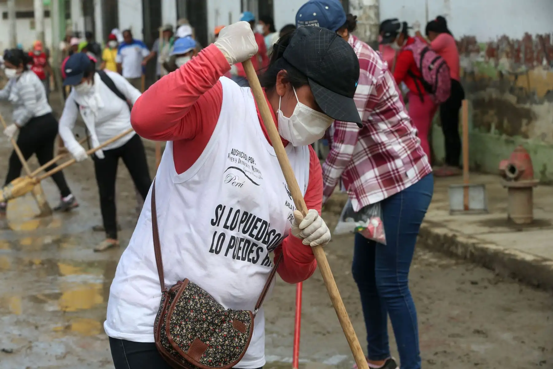 PIURA,PERÚ-ABRIL 08. Piura: Vecinos de Distrito de Castilla limpian calles que fueron inundadas Foto: ANDINA/Vidal Tarqui