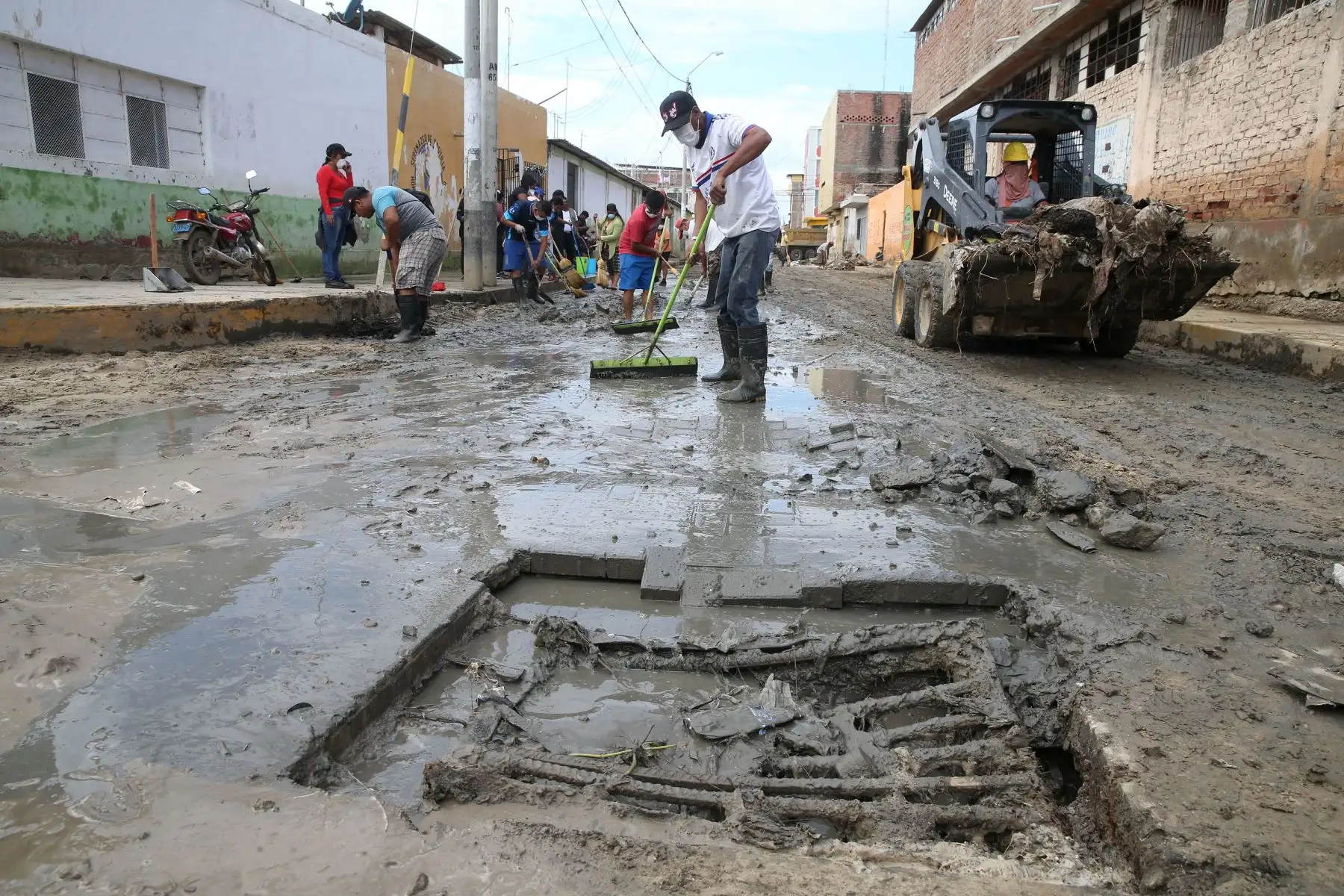 PIURA,PERÚ-ABRIL 08. Piura: Vecinos de Distrito de Castilla limpian calles que fueron inundadas Foto: ANDINA/Vidal Tarqui