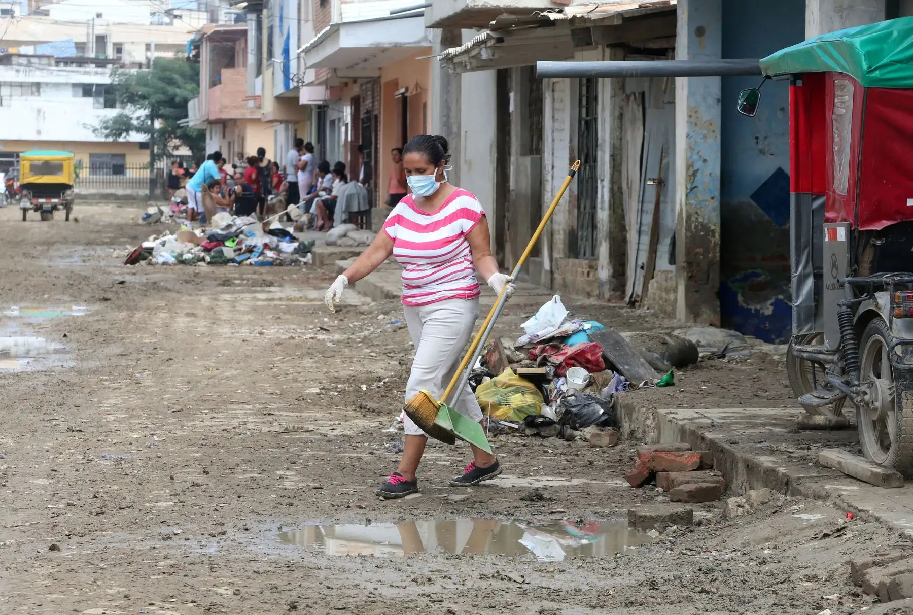 PIURA,PERÚ-ABRIL 08. Piura: Vecinos de Distrito de Castilla limpian calles que fueron inundadas Foto: ANDINA/Vidal Tarqui