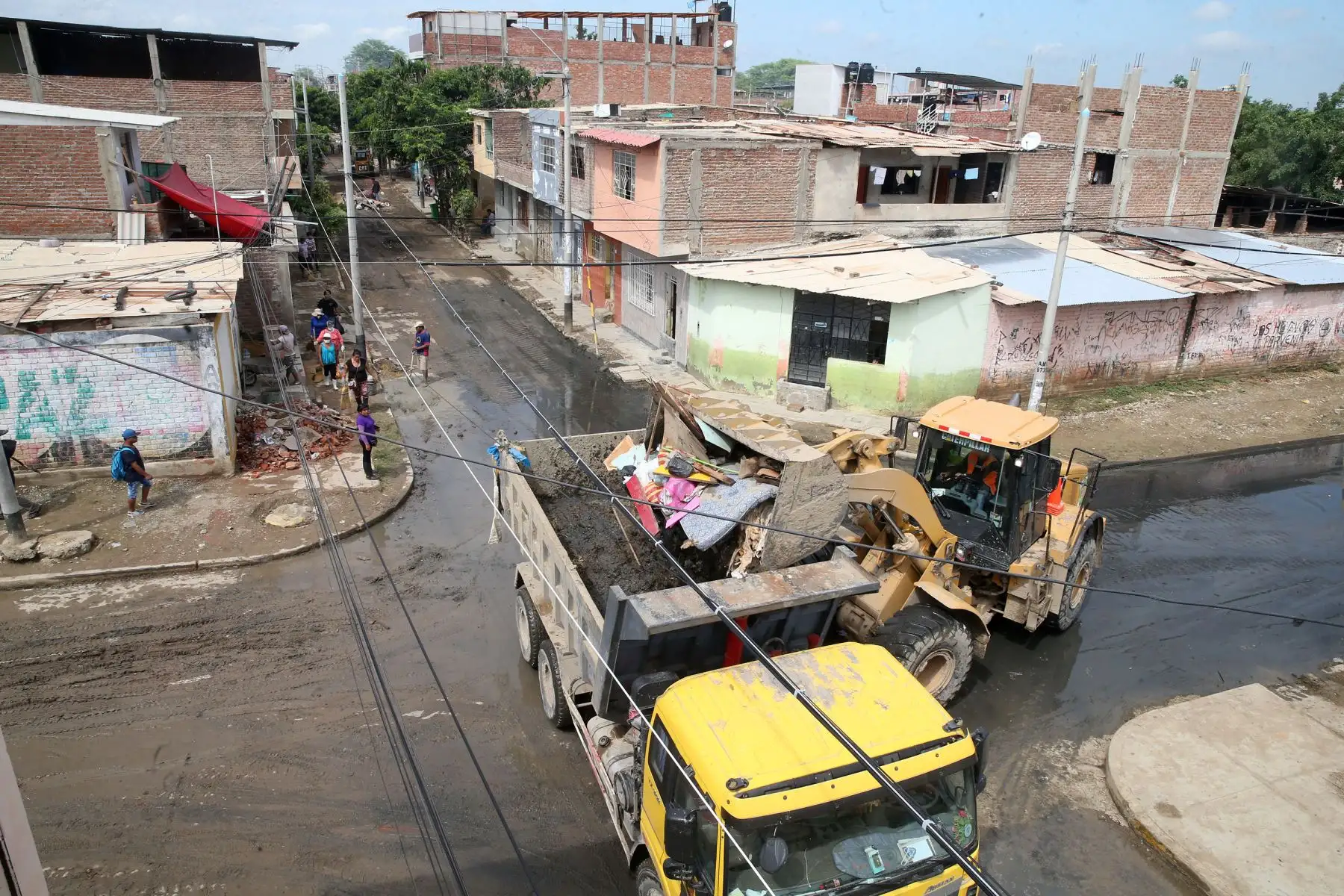 PIURA,PERÚ-ABRIL 08. Piura: Vecinos de Distrito de Castilla limpian calles que fueron inundadas Foto: ANDINA/Vidal Tarqui