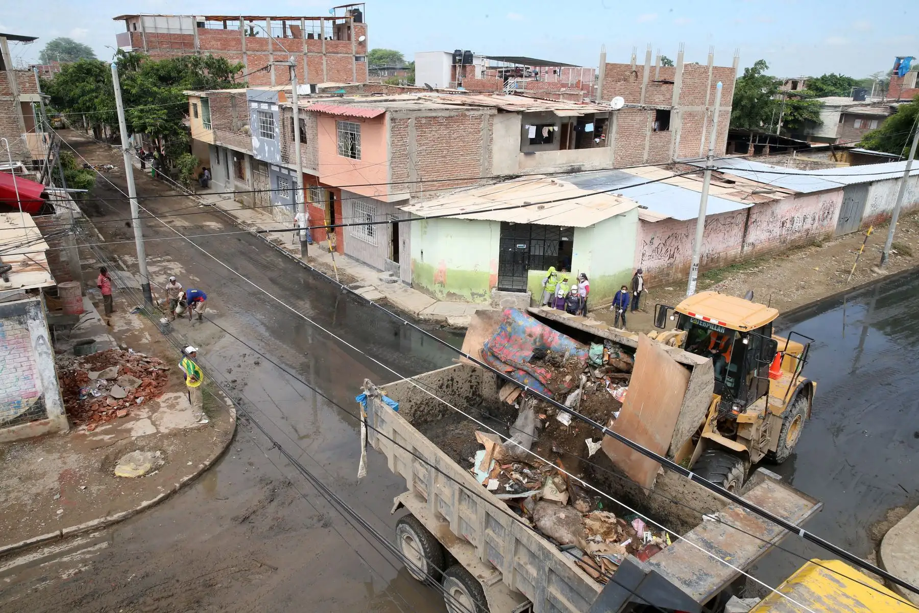 PIURA,PERÚ-ABRIL 08. Piura: Vecinos de Distrito de Castilla limpian calles que fueron inundadas Foto: ANDINA/Vidal Tarqui