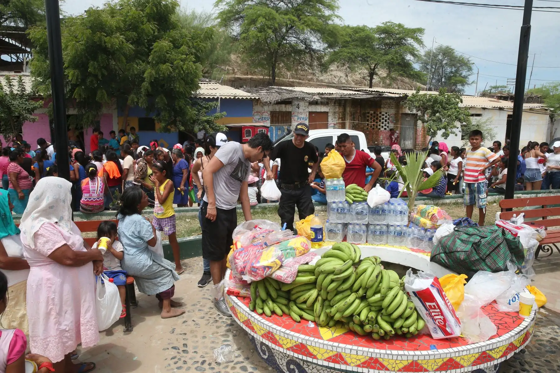 PIURA,PERÚ-ABRIL 08.  Voluntarios brindan alimentos y bebidas a damnificados de Narihualá Piura  Foto: ANDINA/Vidal Tarqui