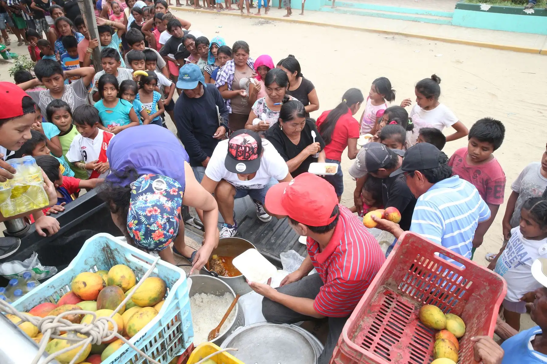 PIURA,PERÚ-ABRIL 08.  Voluntarios brindan alimentos y bebidas a damnificados de Narihualá Piura  Foto: ANDINA/Vidal Tarqui