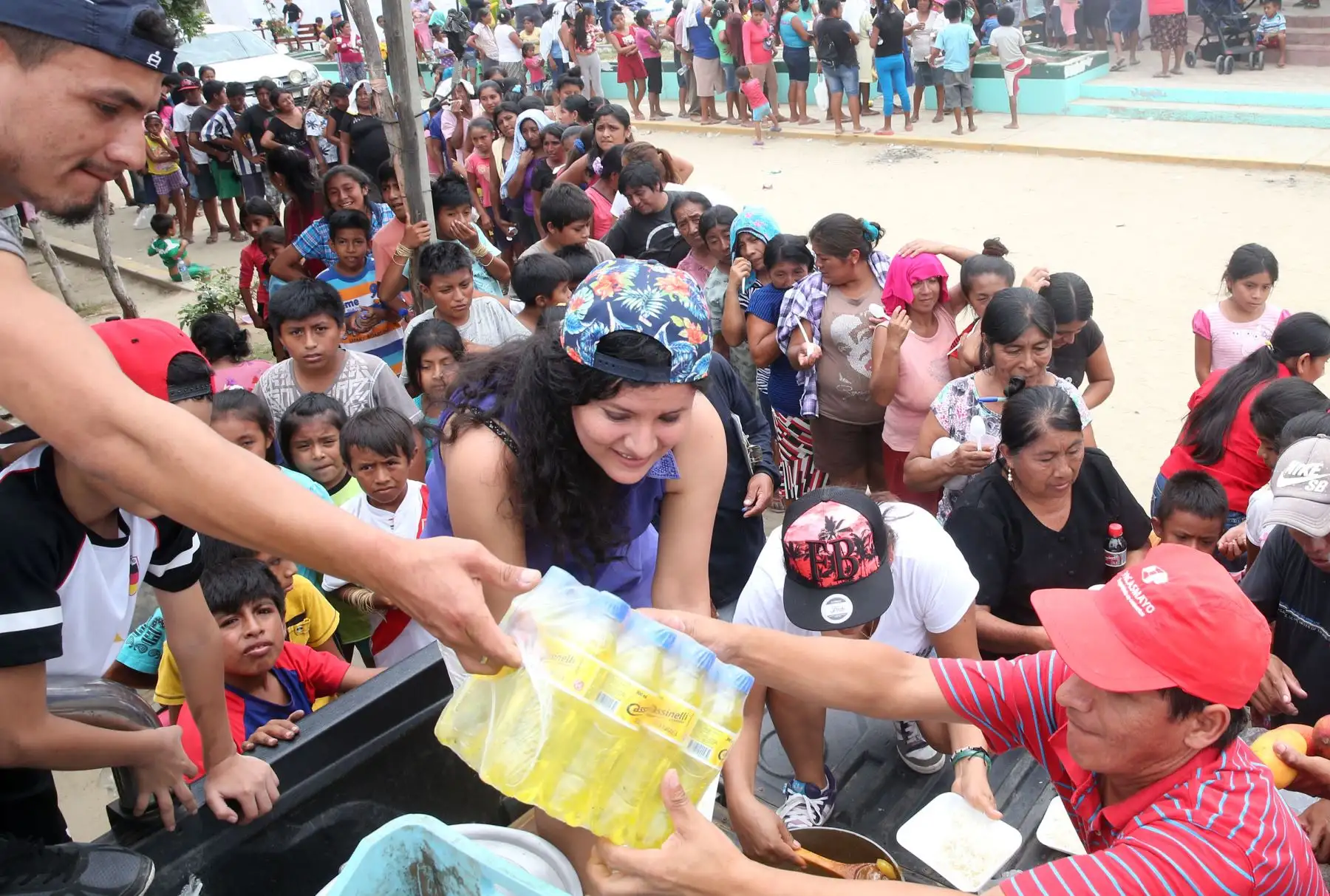 PIURA,PERÚ-ABRIL 08.  Voluntarios brindan alimentos y bebidas a damnificados de Narihualá Piura  Foto: ANDINA/Vidal Tarqui