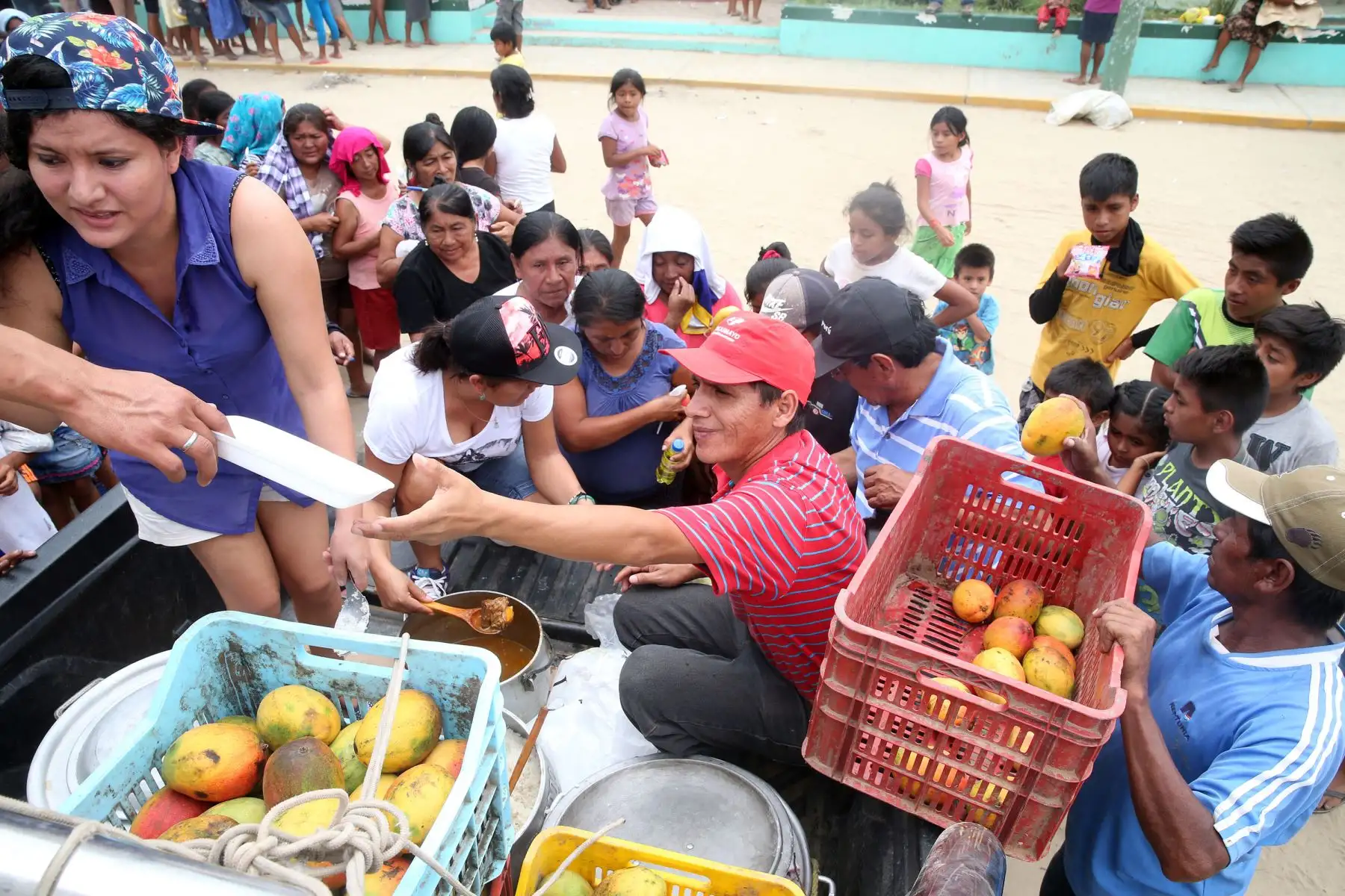 PIURA,PERÚ-ABRIL 08.  Voluntarios brindan alimentos y bebidas a damnificados de Narihualá Piura  Foto: ANDINA/Vidal Tarqui