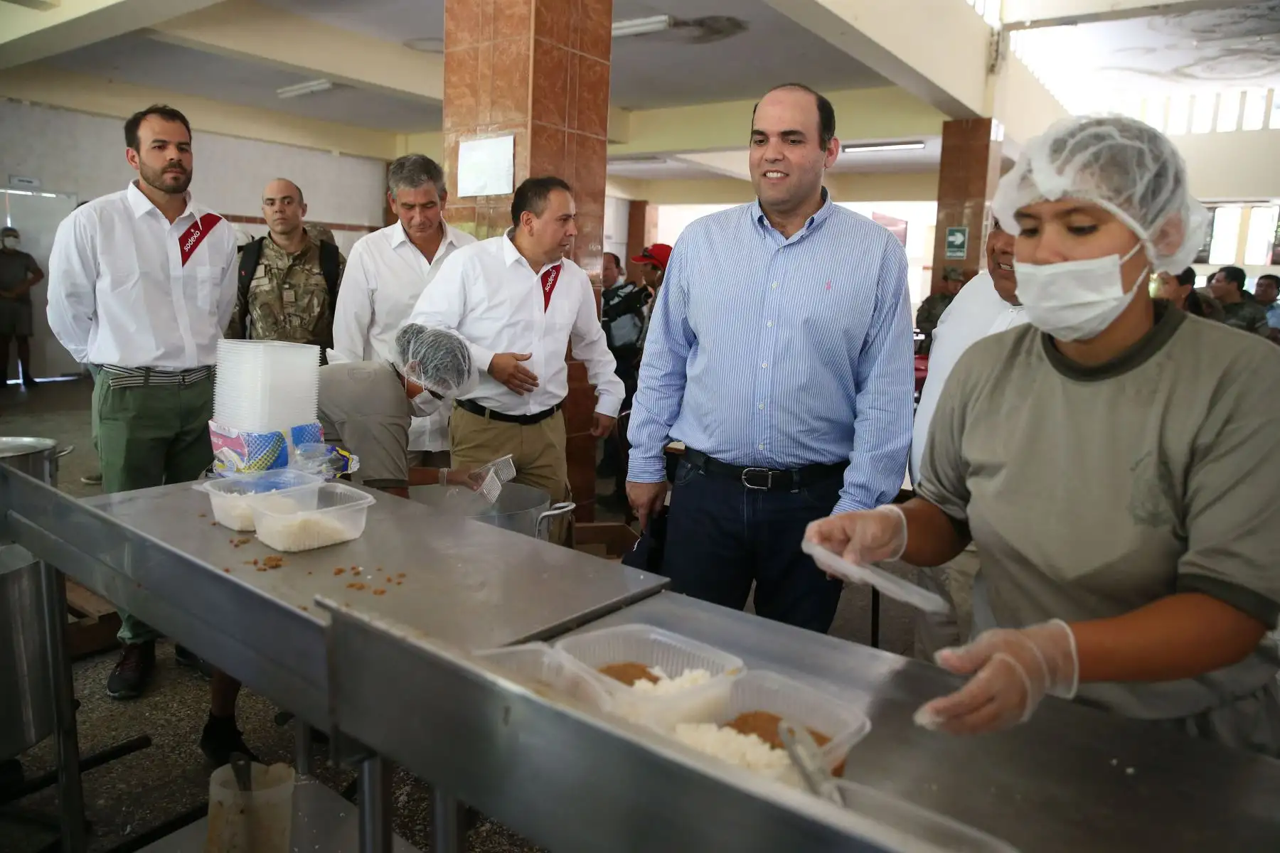 PIURA,PERÚ-ABRIL 10. El presidente del Consejo de Ministros Fernando Zavala, inspecciona los alimentos para los damnificados en colegio militar Pedro Ruiz Gallo de Piura. Foto: ANDINA/Vidal Tarqui