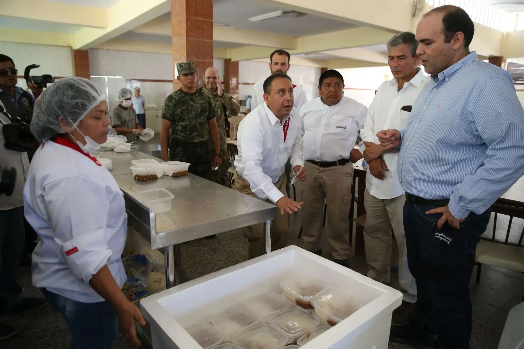 PIURA,PERÚ-ABRIL 10. El presidente del Consejo de Ministros Fernando Zavala, inspecciona los alimentos para los damnificados en colegio militar Pedro Ruiz Gallo de Piura. Foto: ANDINA/Vidal Tarqui