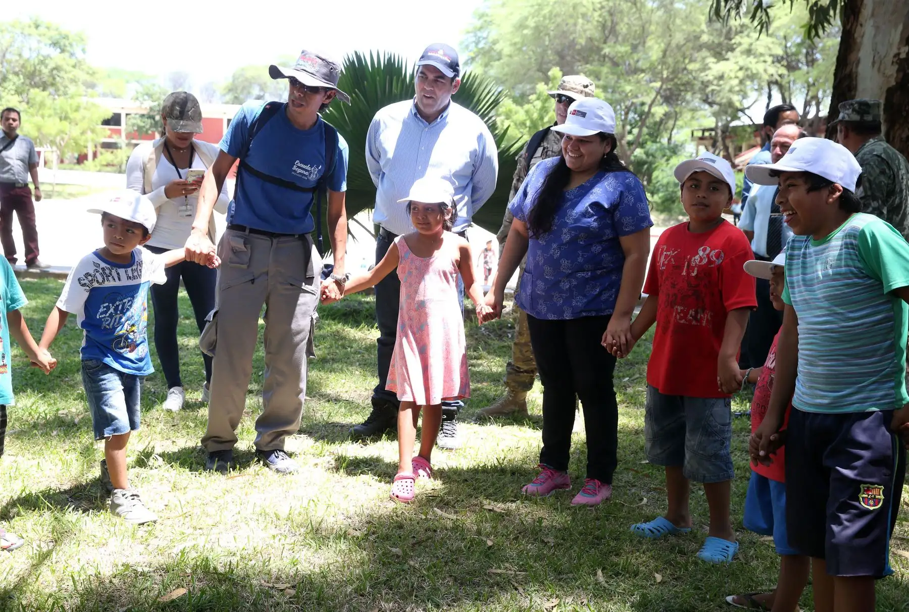 PIURA,PERÚ-ABRIL 10. El presidente del Consejo de Ministros Fernando Zavala, inspecciona los alimentos para los damnificados en colegio militar Pedro Ruiz Gallo de Piura. Foto: ANDINA/Vidal Tarqui