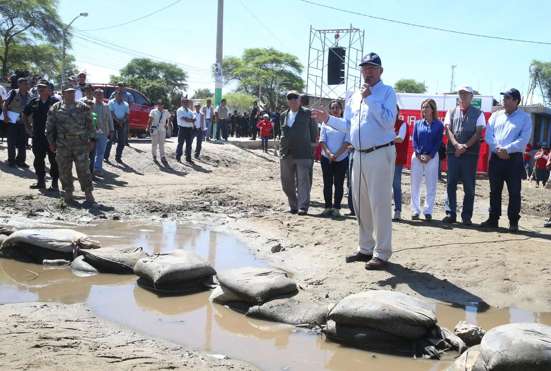 PIURA,PERÚ-ABRIL 10. El presidente de la República, Pedro Pablo Kuczynski, llego esta tarde a la región Piura con el objetivo de supervisar diversas iniciativas a favor de los damnificados tras las intensas lluvias y huaicos. Foto: ANDINA/Vidal Tarqui