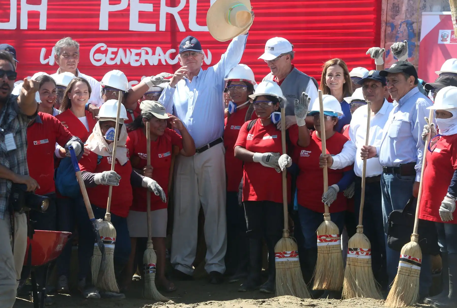 PIURA,PERÚ-ABRIL 10. El presidente de la República, Pedro Pablo Kuczynski, llego esta tarde a la región Piura con el objetivo de supervisar diversas iniciativas a favor de los damnificados tras las intensas lluvias y huaicos. Foto: ANDINA/Vidal Tarqui