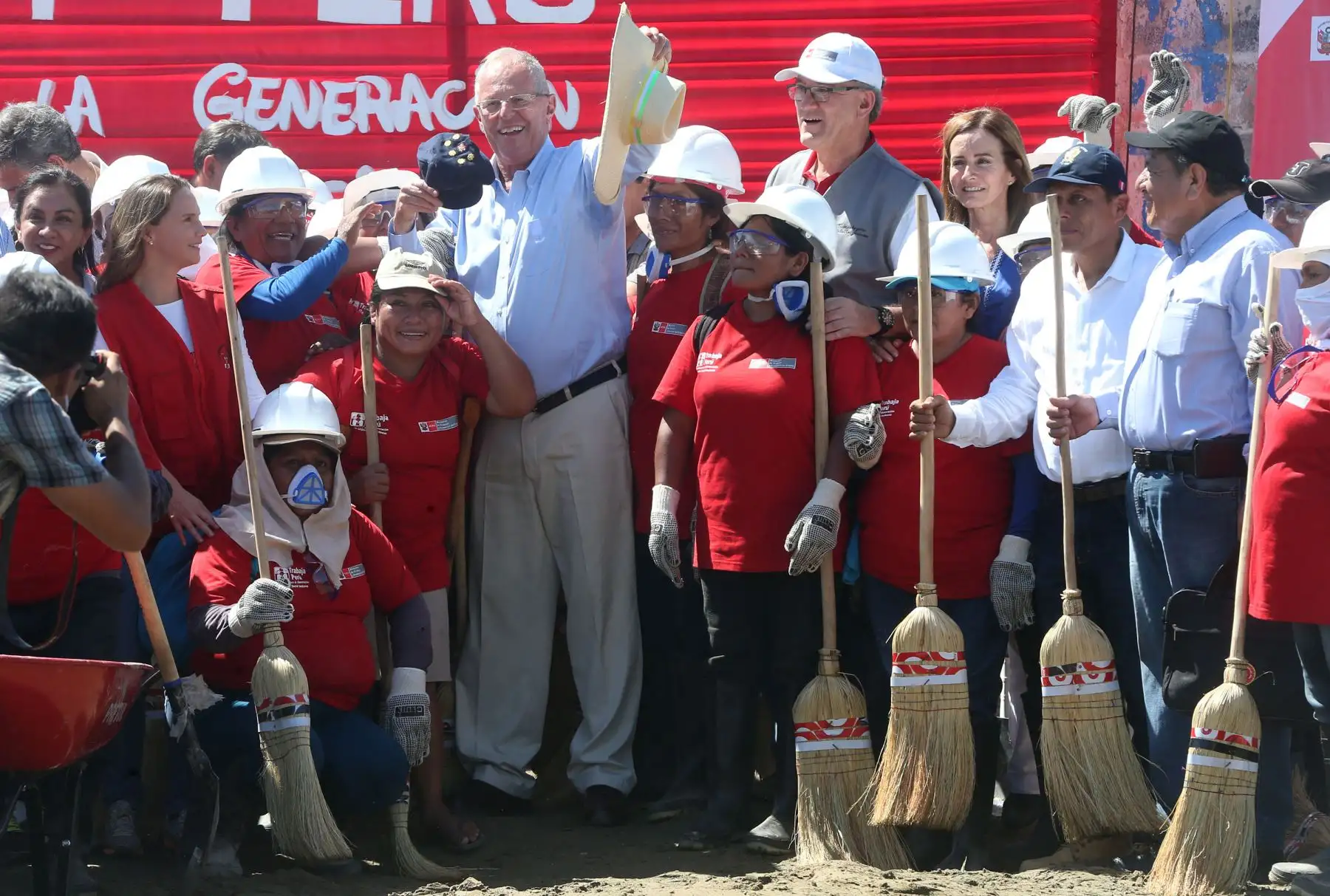 PIURA,PERÚ-ABRIL 10. El presidente de la República, Pedro Pablo Kuczynski, llego esta tarde a la región Piura con el objetivo de supervisar diversas iniciativas a favor de los damnificados tras las intensas lluvias y huaicos. Foto: ANDINA/Vidal Tarqui