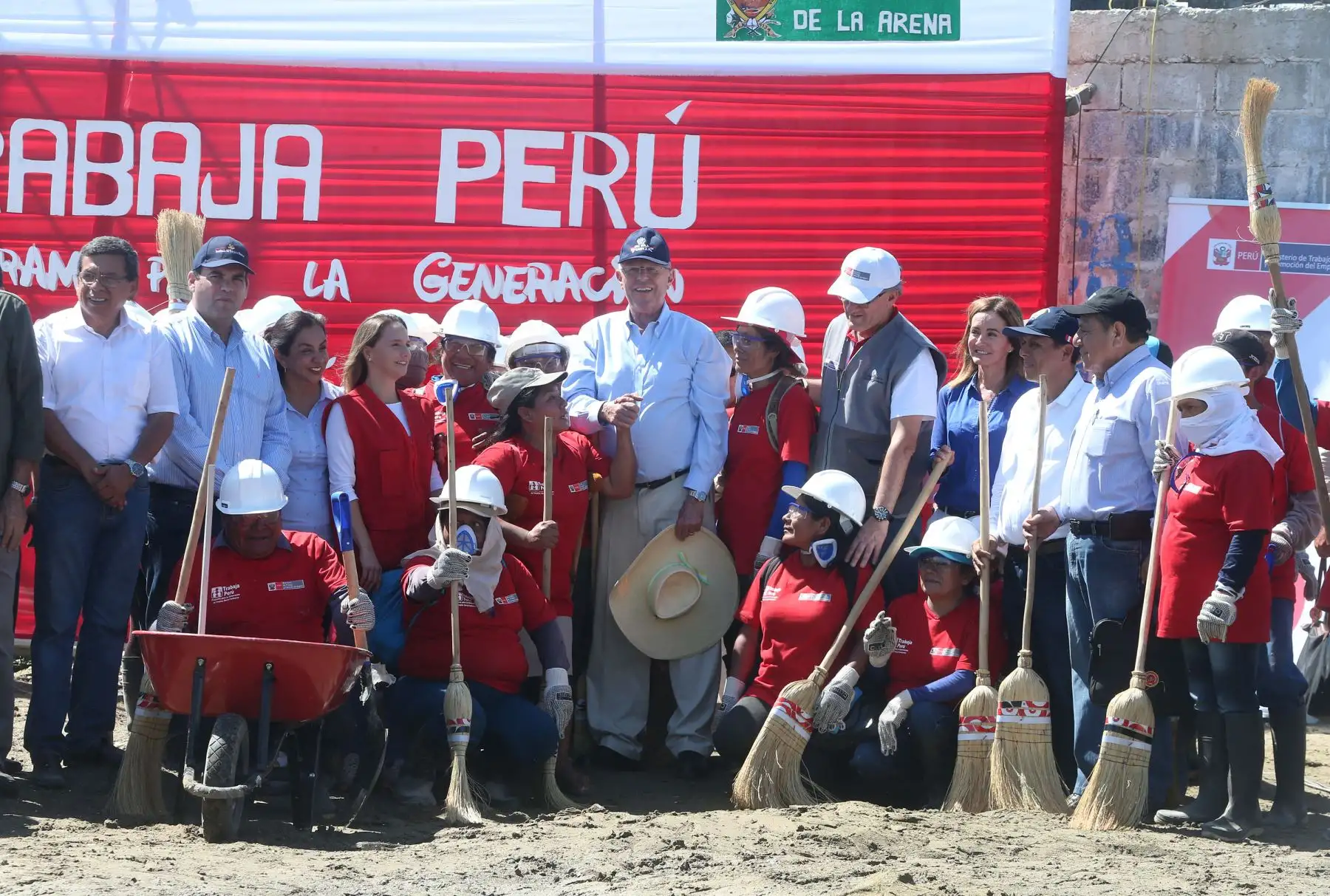 PIURA,PERÚ-ABRIL 10. El presidente de la República, Pedro Pablo Kuczynski, llego esta tarde a la región Piura con el objetivo de supervisar diversas iniciativas a favor de los damnificados tras las intensas lluvias y huaicos, trabajos temporales Foto: ANDINA/Vidal Tarqui
