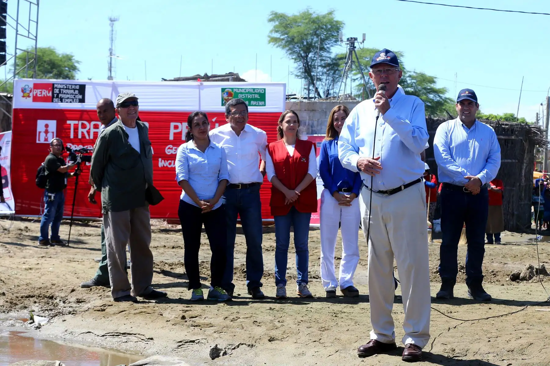 Presidente Kuczynski dio inicio al programa "Trabaja Perú en Emergencia" en el centro poblado Nuevo Paraíso, del distrito La Arena en Piura.Foto: ANDINA/Prensa Presidencia