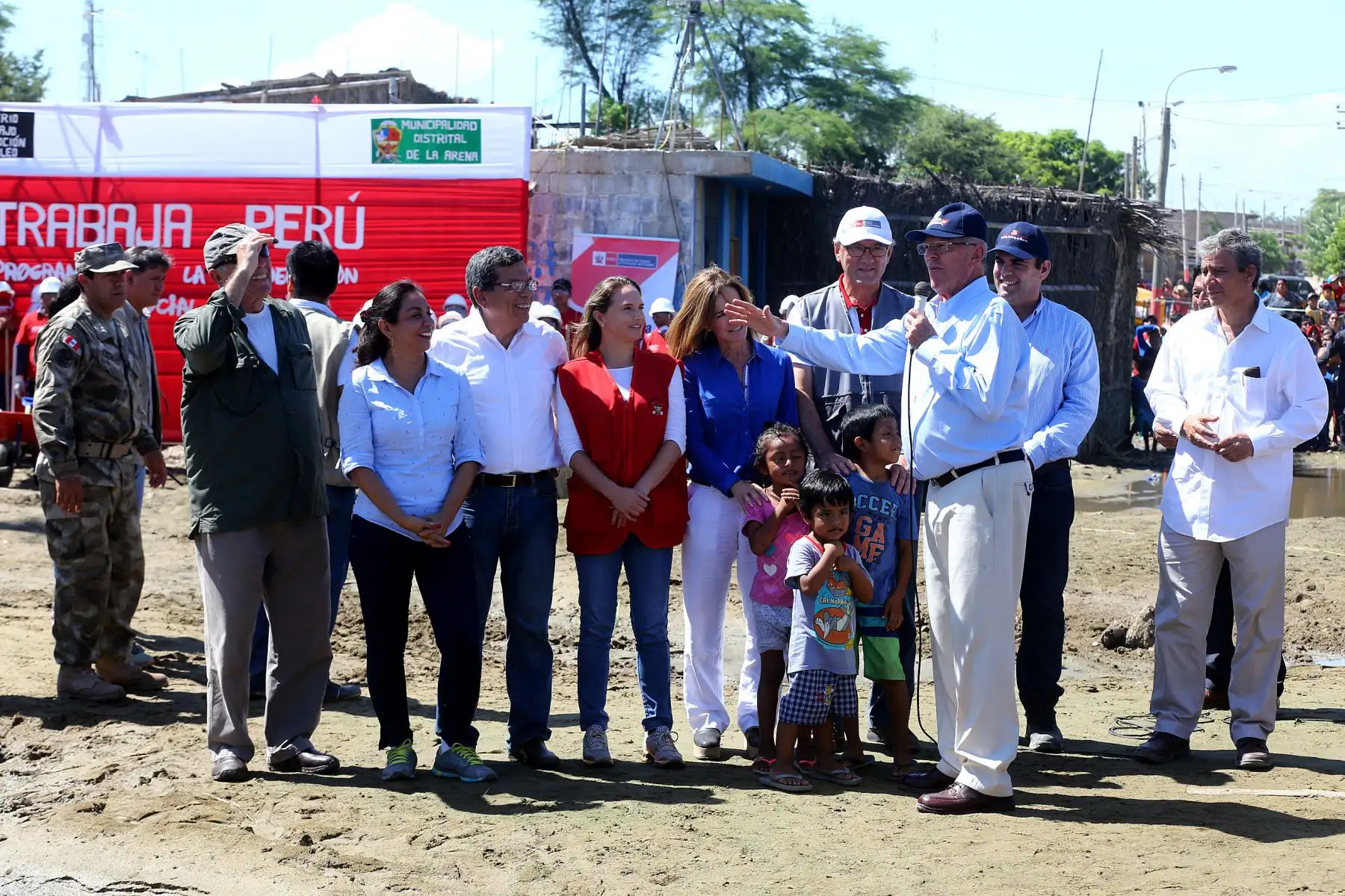 Presidente Kuczynski dio inicio al programa "Trabaja Perú en Emergencia" en el centro poblado Nuevo Paraíso, del distrito La Arena en Piura.Foto: ANDINA/Prensa Presidencia