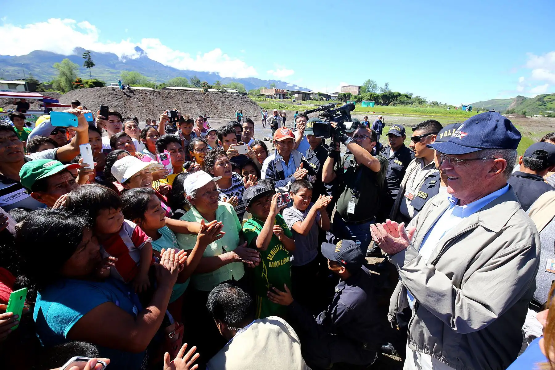Jefe de Estado Pedro Pablo Kuczynski, inspeccionó aplicación del programa "El cole contigo", que brinda ayuda emocional a niños de las zonas afectadas por desastres naturales en la región Piura. Foto: ANDINA/Prensa Presidencia