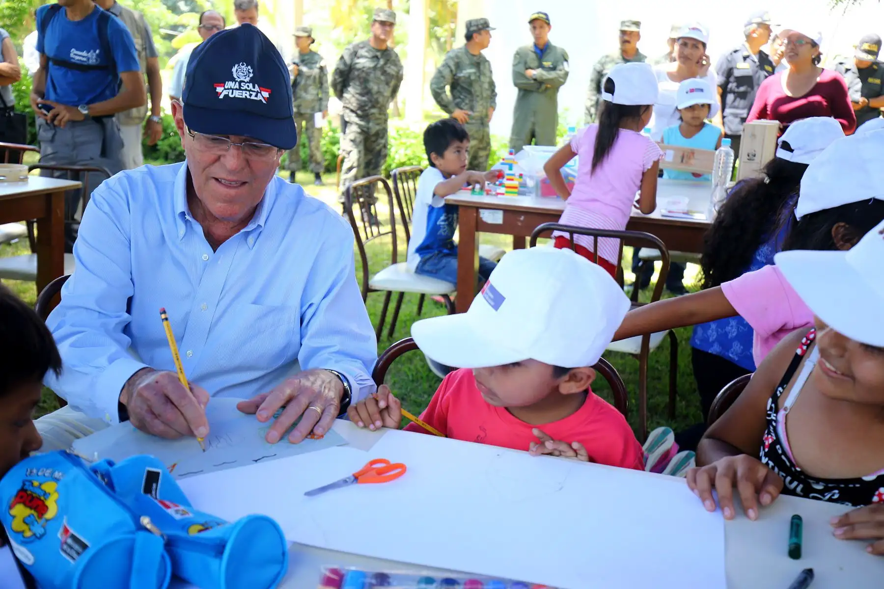 Jefe de Estado Pedro Pablo Kuczynski, inspeccionó aplicación del programa "El cole contigo", que brinda ayuda emocional a niños de las zonas afectadas por desastres naturales en la región Piura. Foto: ANDINA/Prensa Presidencia