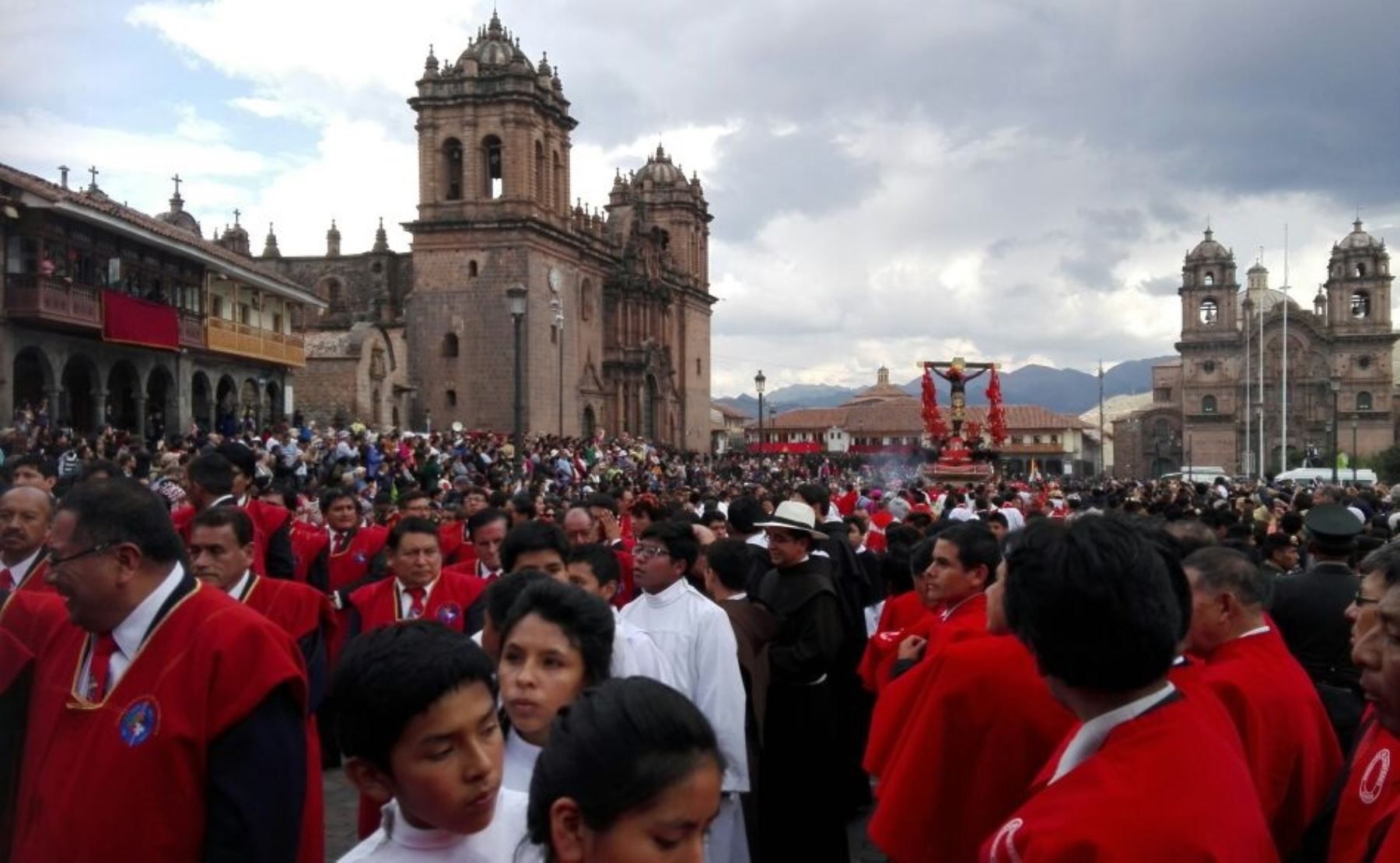 Señor de los Temblores sale en tradicional procesión por calles de Cusco. ANDINA/Percy Hurtado