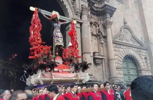 Señor de los Temblores sale en tradicional procesión por calles de Cusco. ANDINA/Percy Hurtado