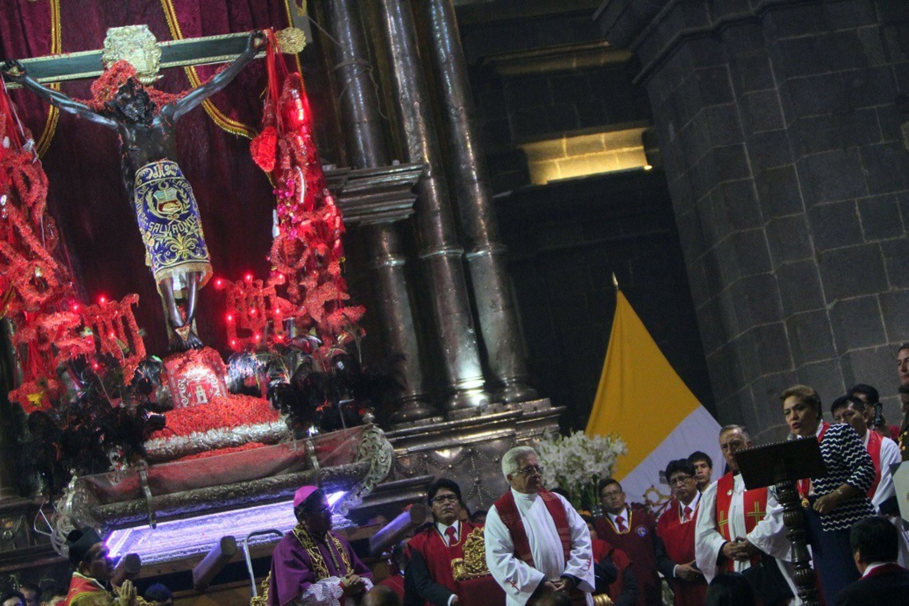Congreso condecora al Señor de Los Temblores de Cusco.