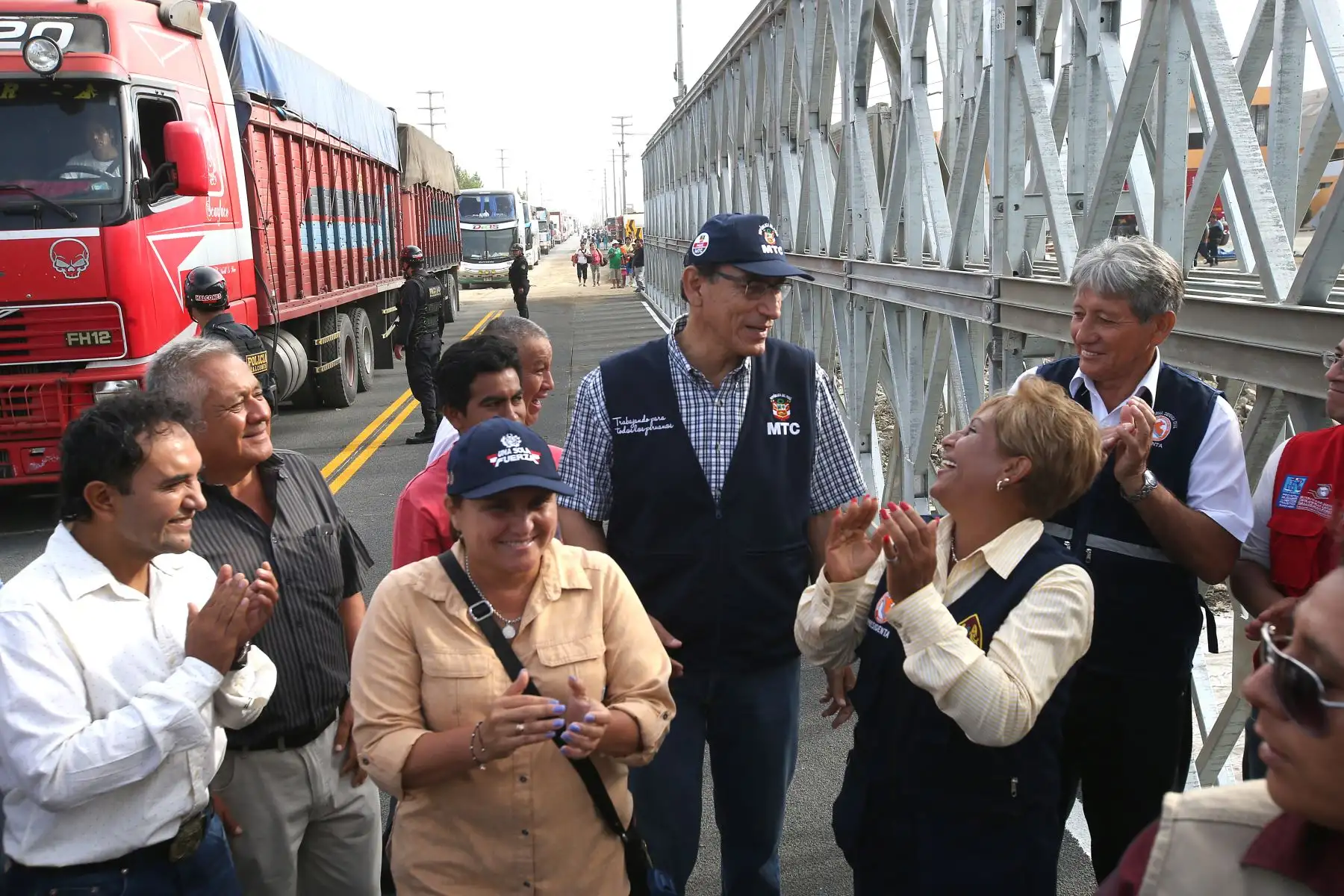 ANCASH,PERÚ-ABRIL 12.Ministro de Transporte, Martín Vizcarra y la ministra de Justicia Marisol Pérez Tello inauguran puente Bailey sobre el río Shisho en el distrito de Coishco en la provincia del Santa.
Foto:ANDINA/archivo.