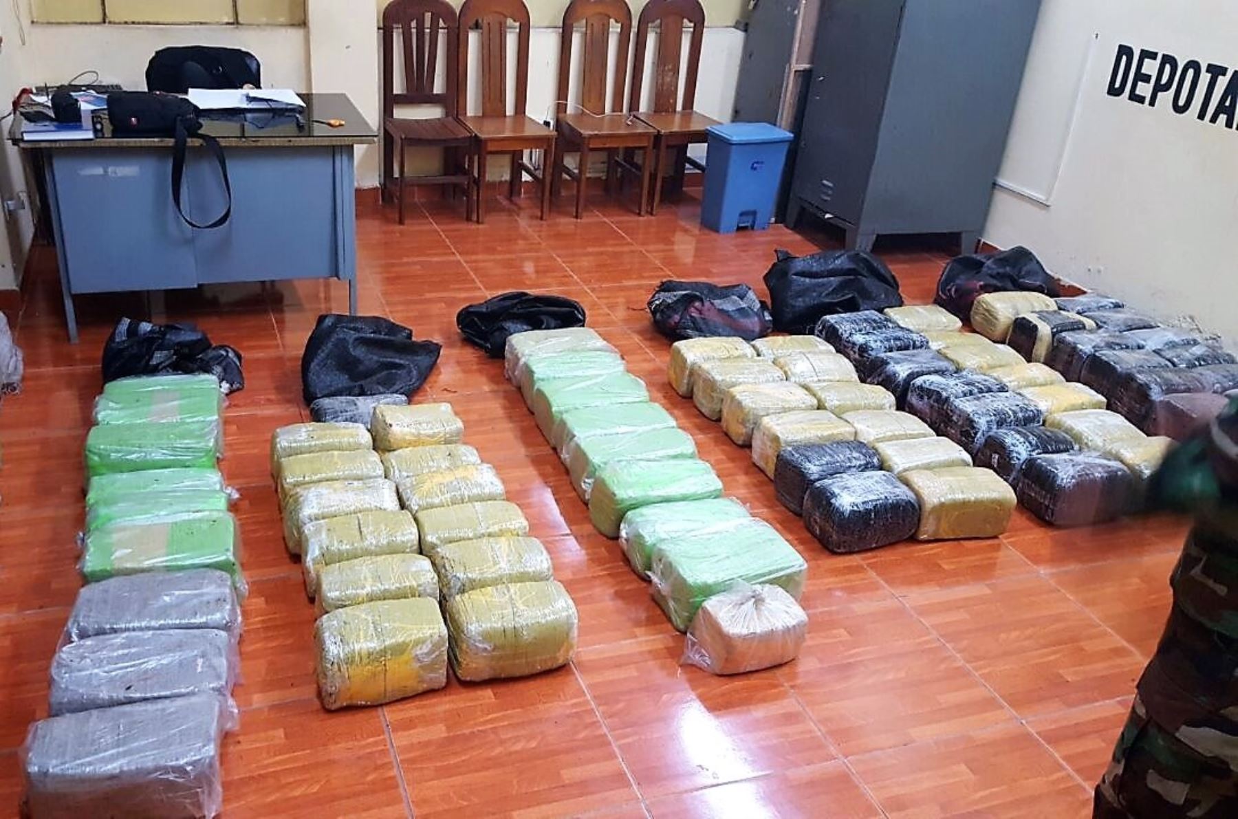 Agentes de la Dirandro incautan 224 kilos de marihuana en Huánuco.