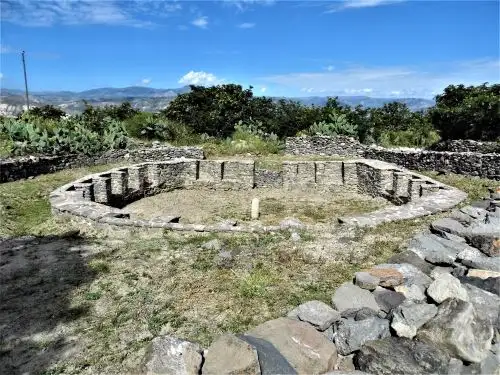 El complejo cuenta con un museo de sitio de colección arqueológica que puede visitar de lunes a domingo de 09:00 hasta las 17:00 horas.