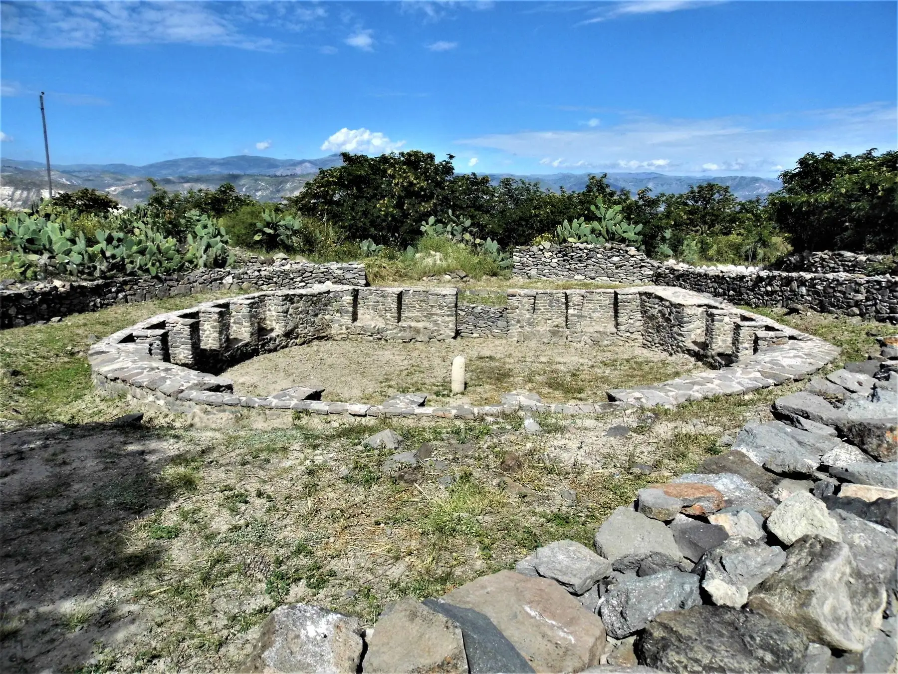 El complejo cuenta con un museo de sitio de colección arqueológica que puede visitar de lunes a domingo de 09:00 hasta las 17:00 horas.