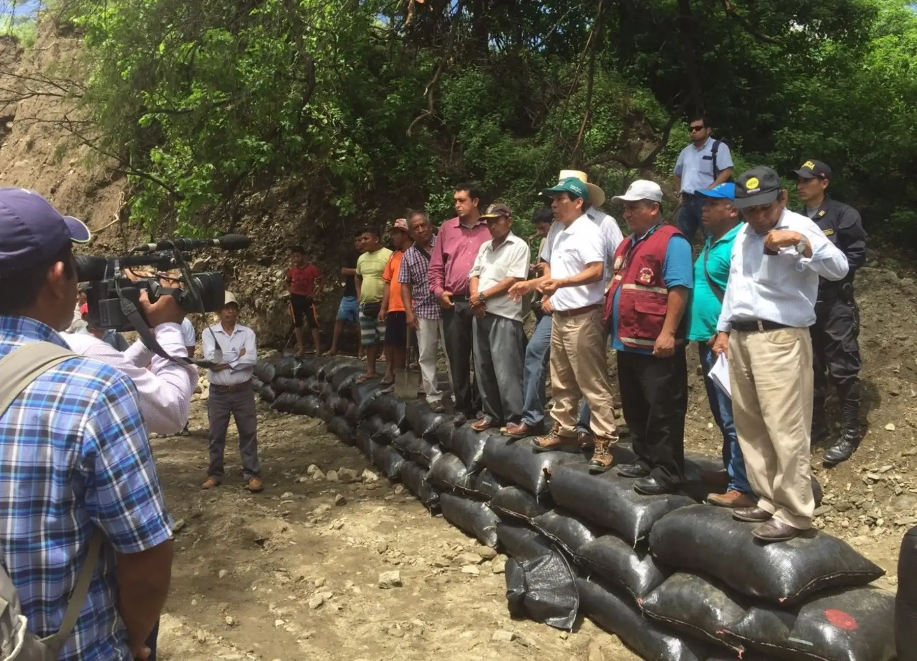 Ministro de Agricultura, José Hernández, anuncia rehabilitación de la infraestructura agrícola de Piura dañada por lluvias y desborde de ríos.