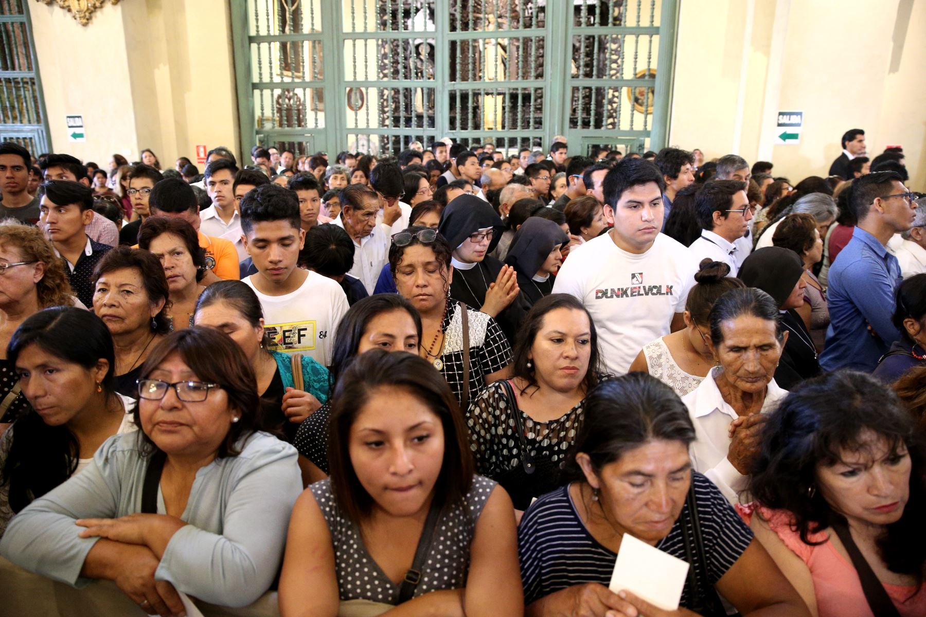 LIMA,PERÚ-ABRIL 13. Fieles recorren iglesias por Semana Santa.Foto:ANDINA/Oscar Farje Gomero.