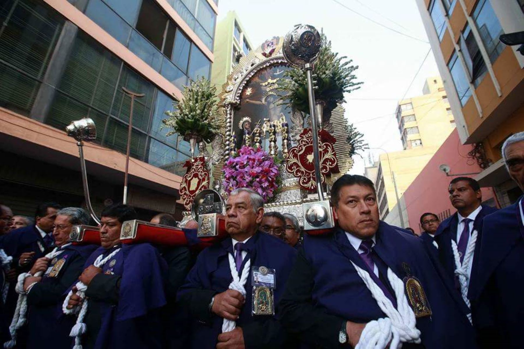 La imagen del Señor de los Milagros recorre las calles de Lima por Semana Santa. Foto:ANDINA/Jhony Laurente