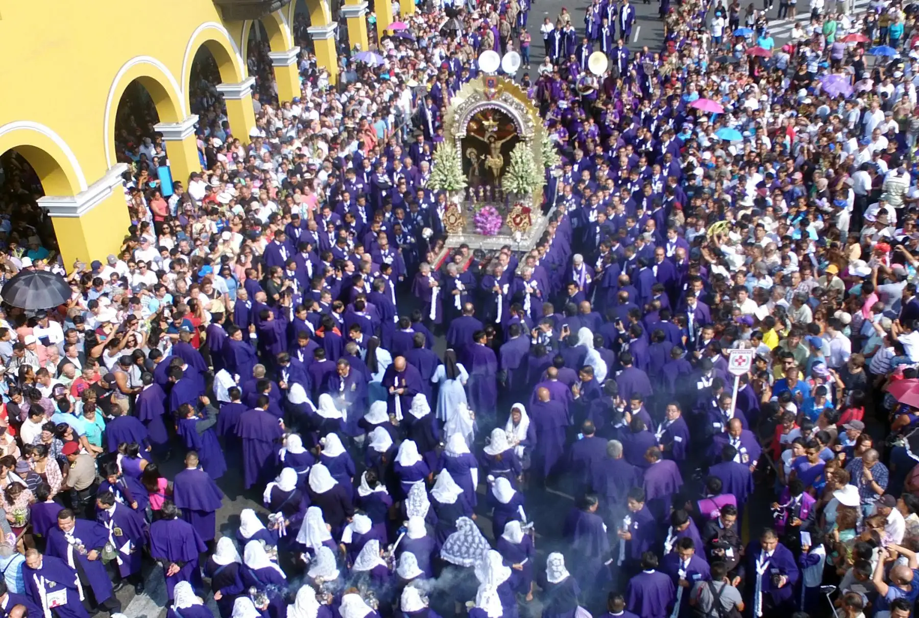 La imagen del Señor de los Milagros recorre las calles de Lima por Semana Santa. Foto: ANDINA/Jhony Laurente