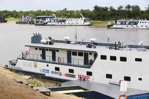 Las cuatro embarcaciones que albergan las Plataformas Itinerantes de Acción Social (PIAS), coordinadas por el Ministerio de Desarrollo e Inclusión Social (Midis) y operadas por la Marina de Guerra del Perú, acercarán los diversos servicios del Estado a más de 25,000 pobladores de las cuencas más alejadas de la Amazonía.