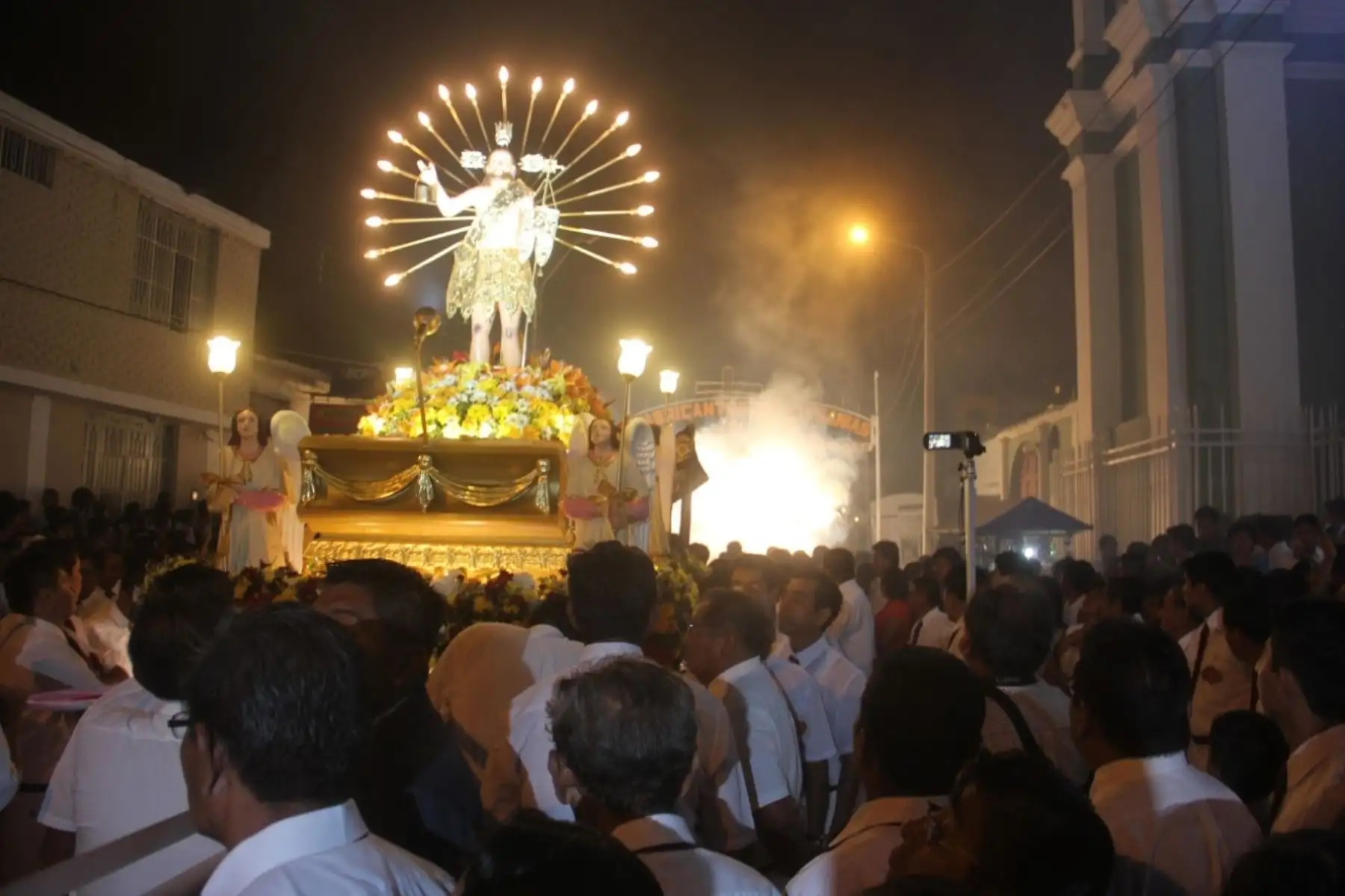 Sagrada imagen de Cristo Resucitado salió esta madrugada del templo totalmente colmado de feligreses, luego de la misa celebrada a las 04:00 horas.