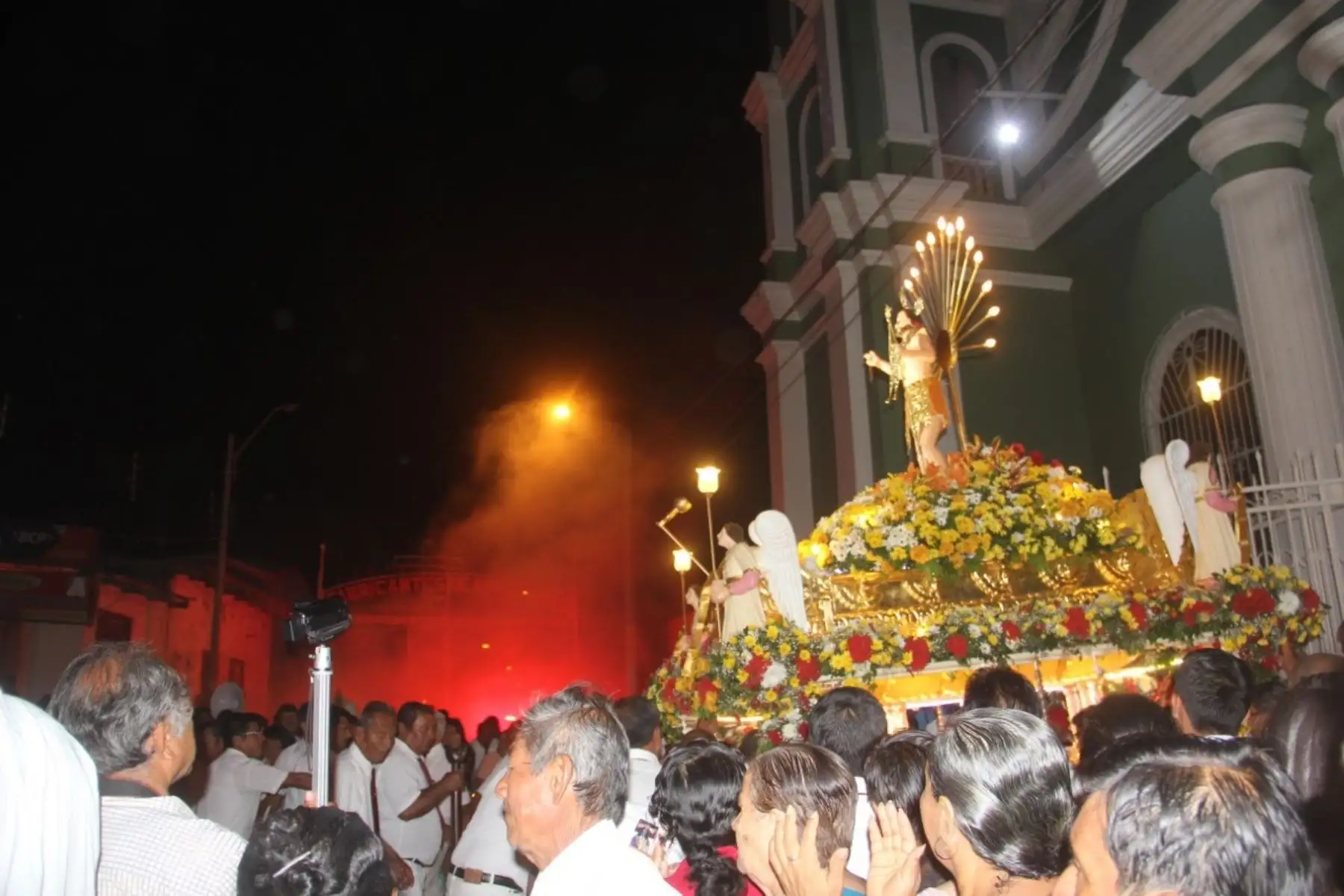 Sagrada imagen de Cristo Resucitado salió esta madrugada del templo totalmente colmado de feligreses, luego de la misa celebrada a las 04:00 horas.