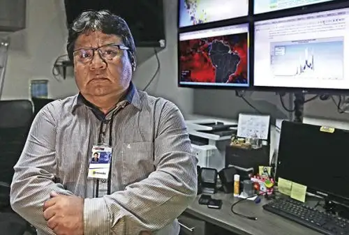 Funcionario del Senamhi trabaja activamente vigilando las aguas de los ríos del Perú.