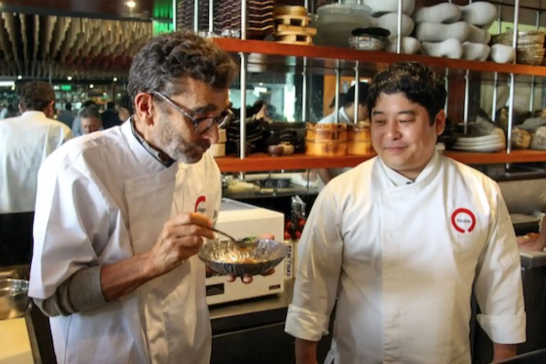 Misha enseña a preparar cebiche a Adolfo Domínguez, famoso diseñador de modas español.