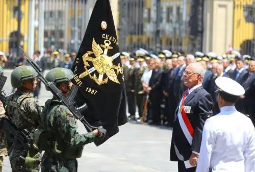 El Jefe del Estado, Pedro Pablo Kuczynski, impone la condecoración Orden Militar de Ayacucho en el grado de Gran Cruz al estandarte de la operación militar Chavín de Huántar. Foto: ANDINA/ Prensa Presidencia