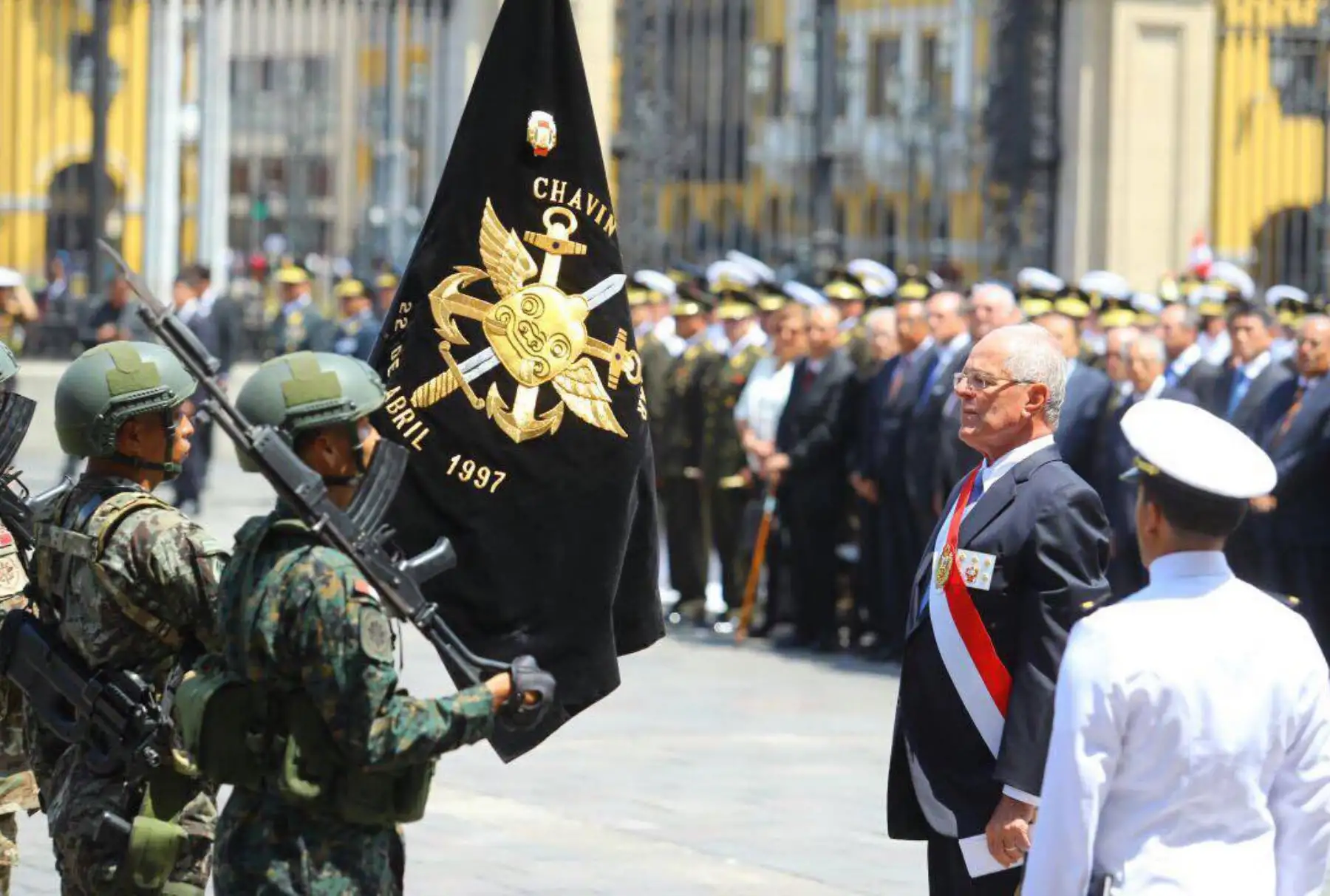 El Jefe del Estado, Pedro Pablo Kuczynski, impone la condecoración Orden Militar de Ayacucho en el grado de Gran Cruz al estandarte de la operación militar Chavín de Huántar. Foto: ANDINA/ Prensa Presidencia