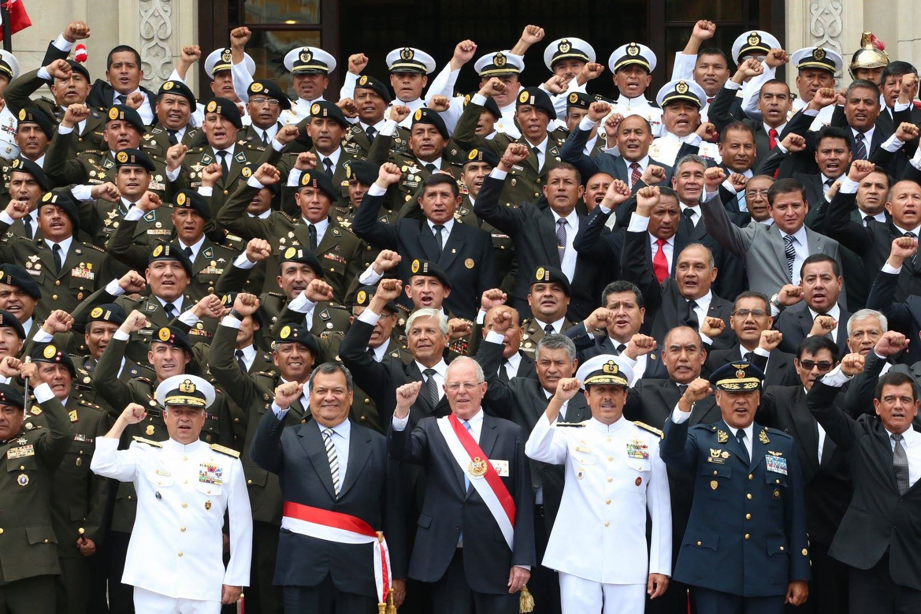 El Jefe del Estado, Pedro Pablo Kuczynski, impone la condecoración Orden Militar de Ayacucho en el grado de Gran Cruz al estandarte de la operación militar Chavín de Huántar. Foto: ANDINA/ Prensa Presidencia